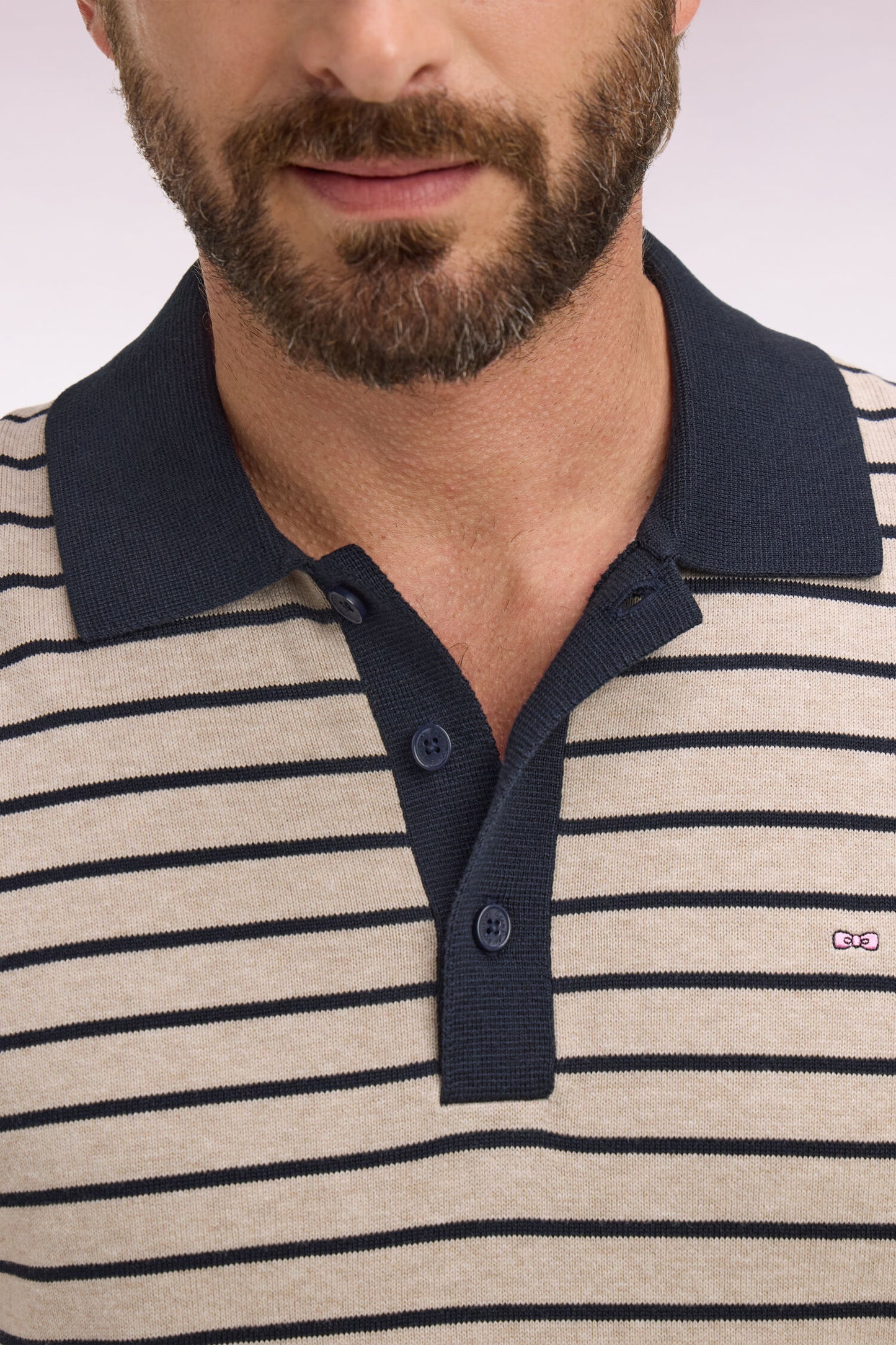 Pull manches courtes à col polo en coton beige rayé