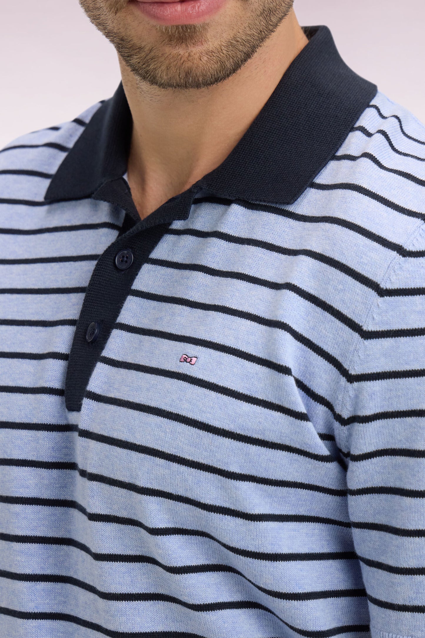 Pull manches courtes à col polo en coton ciel rayé