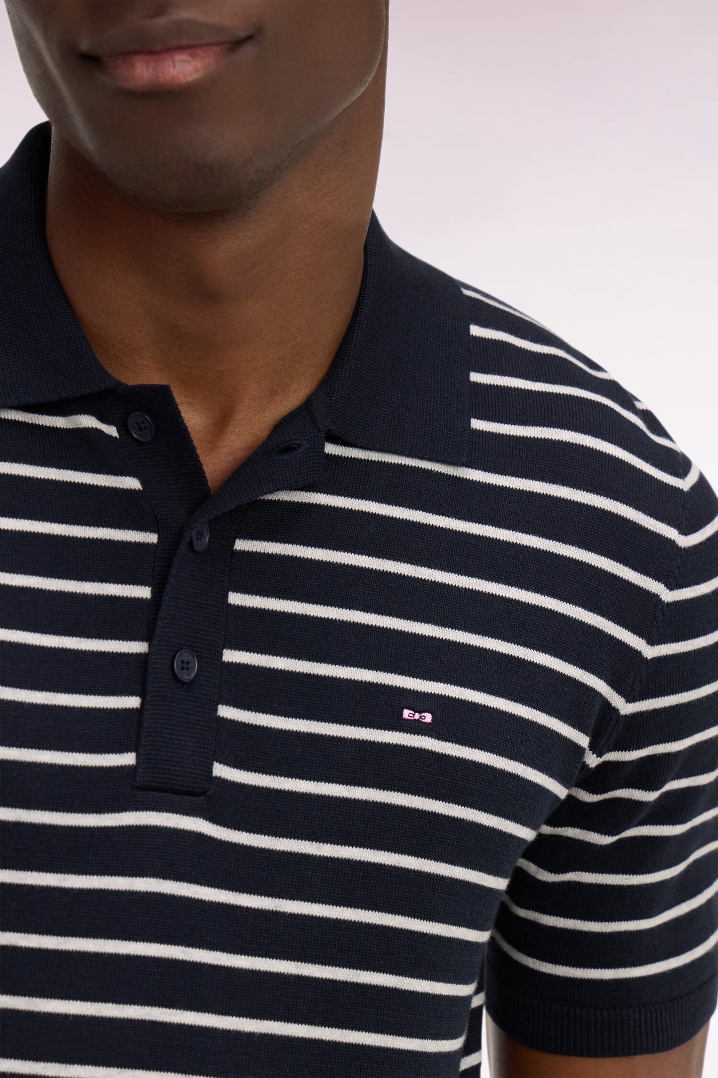 Pull manches courtes à col polo en coton gris rayé