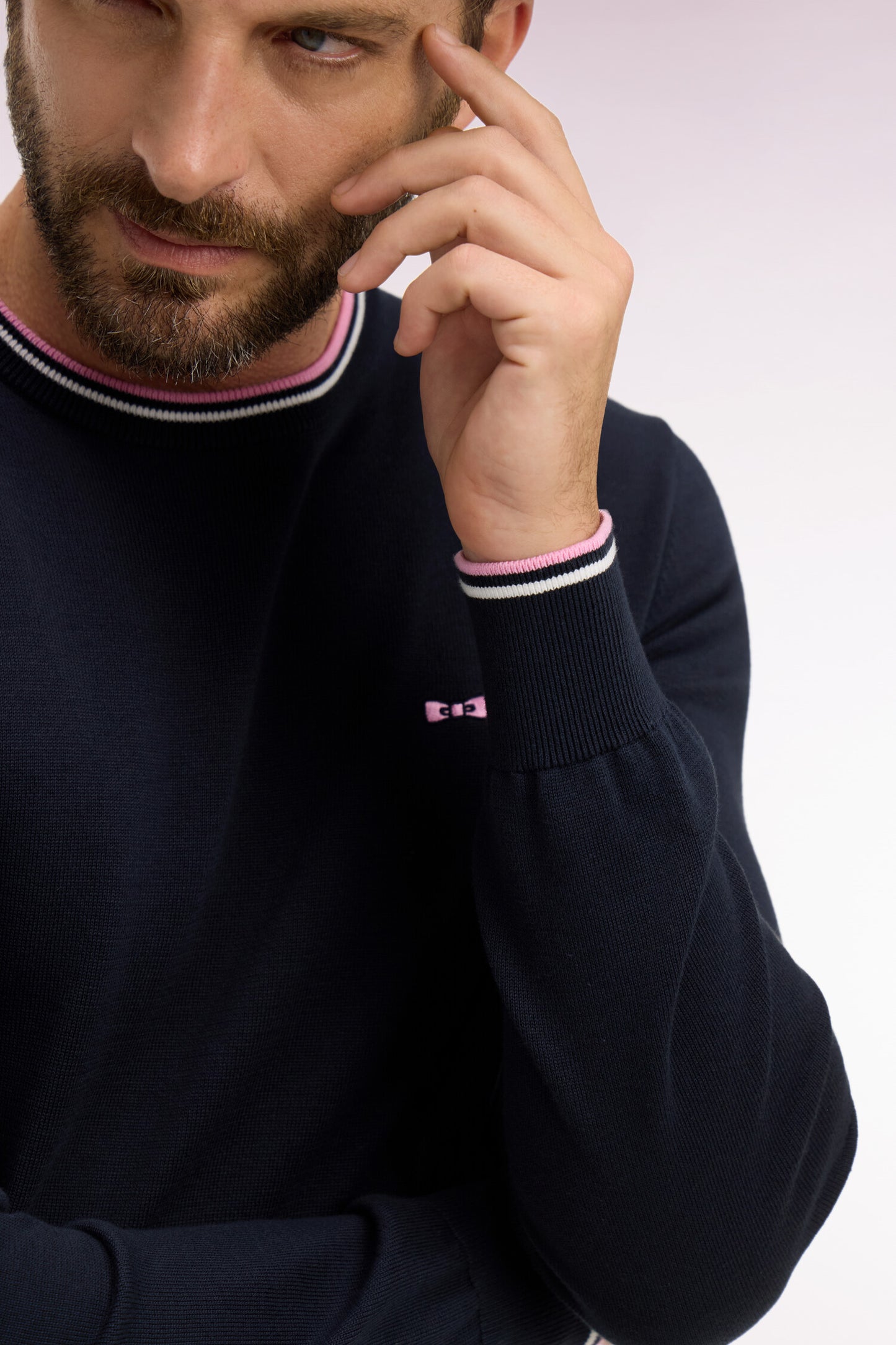 Pull col rond en coton marine à rayures fines