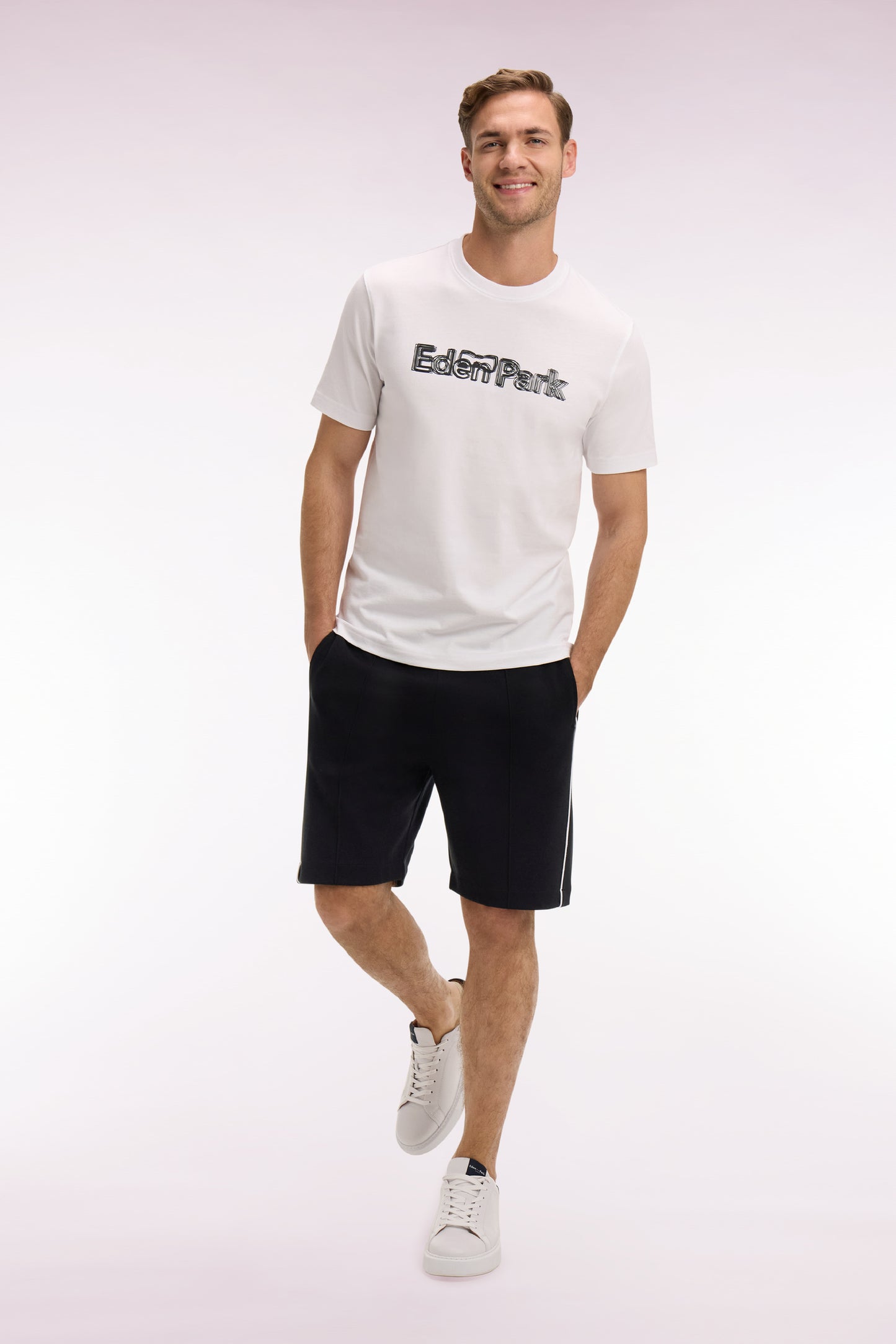 Short en molleton noir passepoils blancs