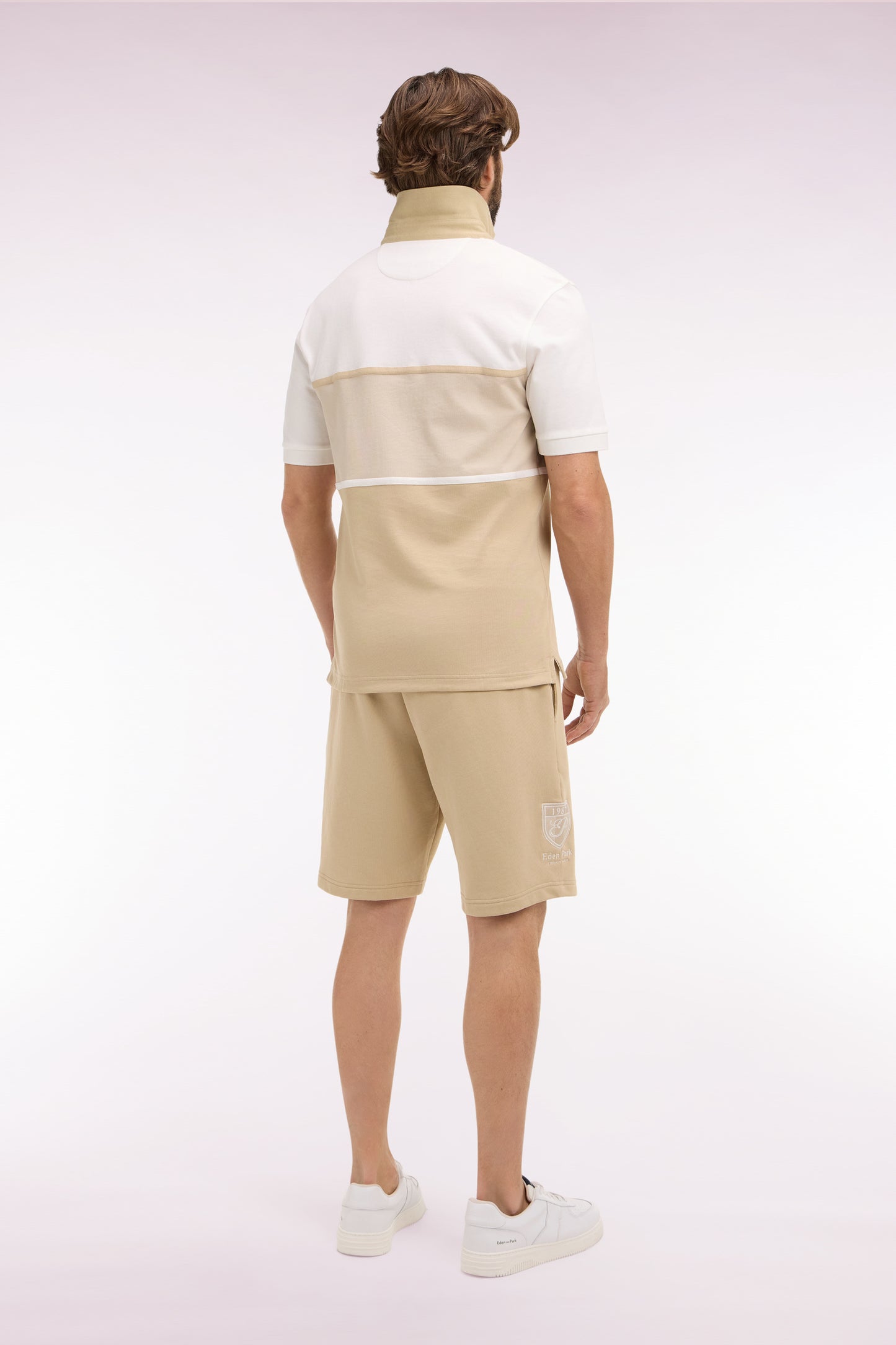Short en molleton coton beige à broderie blason