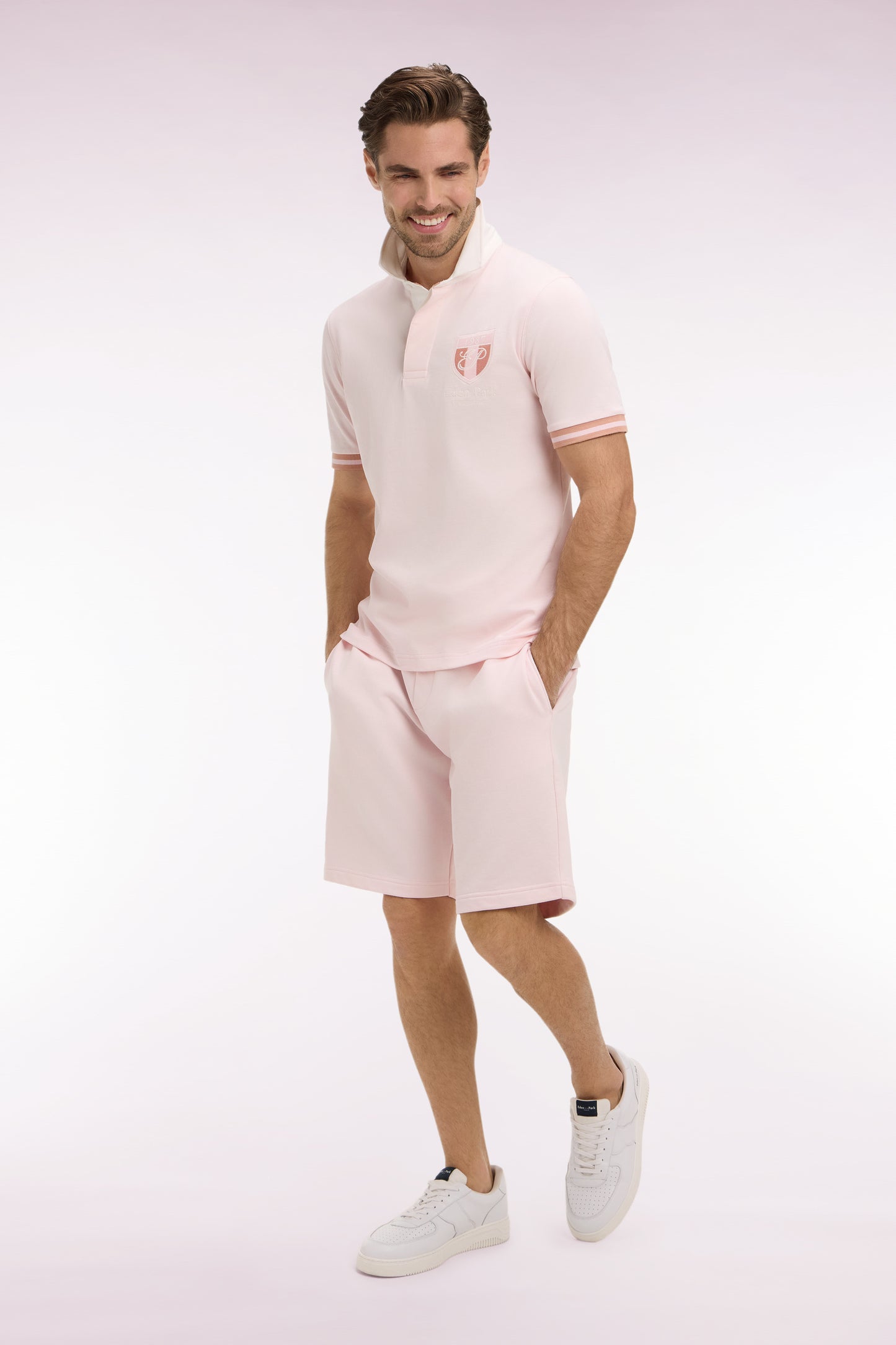 Short en molleton coton rose à broderie blason