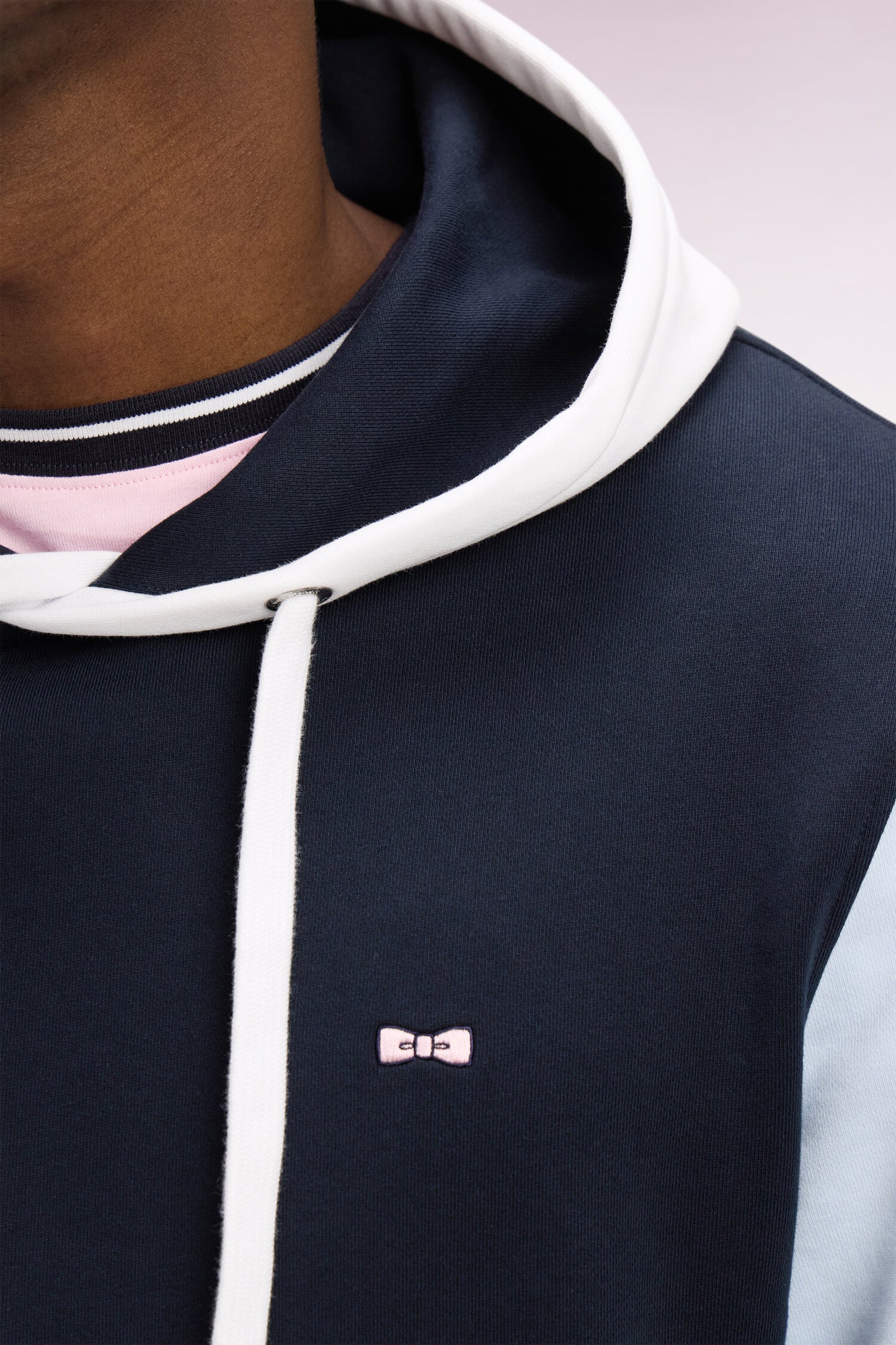 Sweatshirt à capuche en molleton coton découpes tricolores