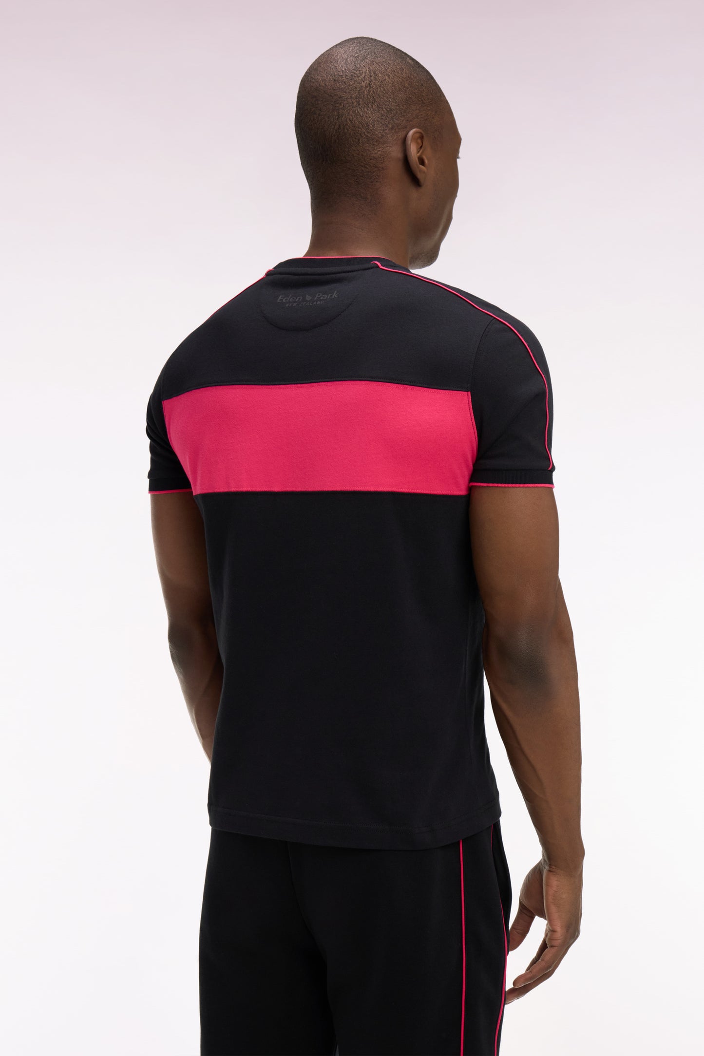 T-shirt à manches courtes New Zealand en coton noir à découpes coupe regular