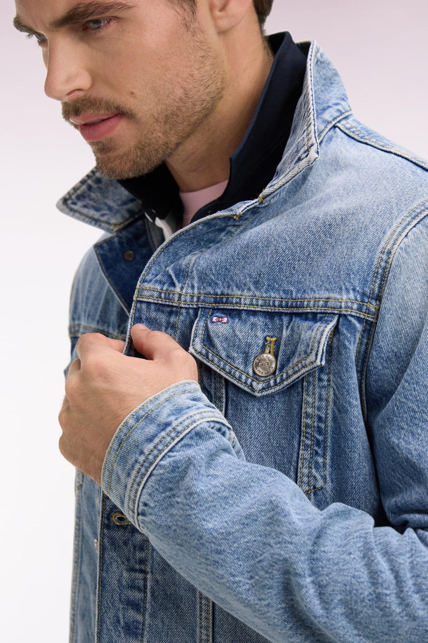 Blouson en denim bleu délavé