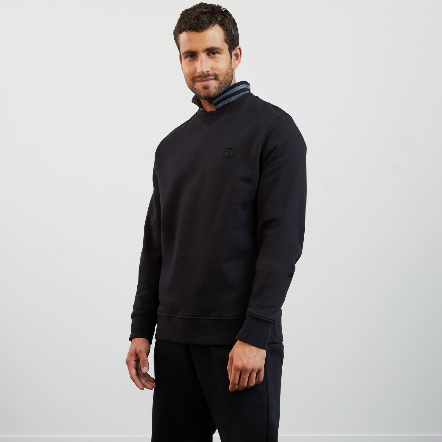 Plain black round-neck sweatshirt