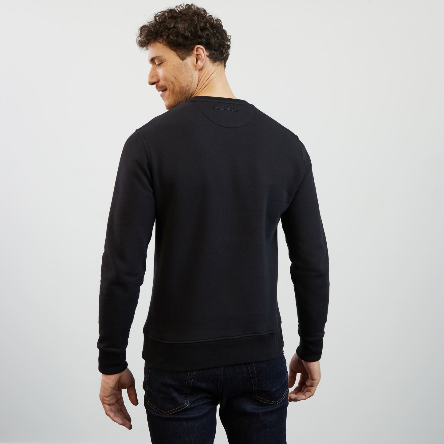 Black round-neck sweatshirt