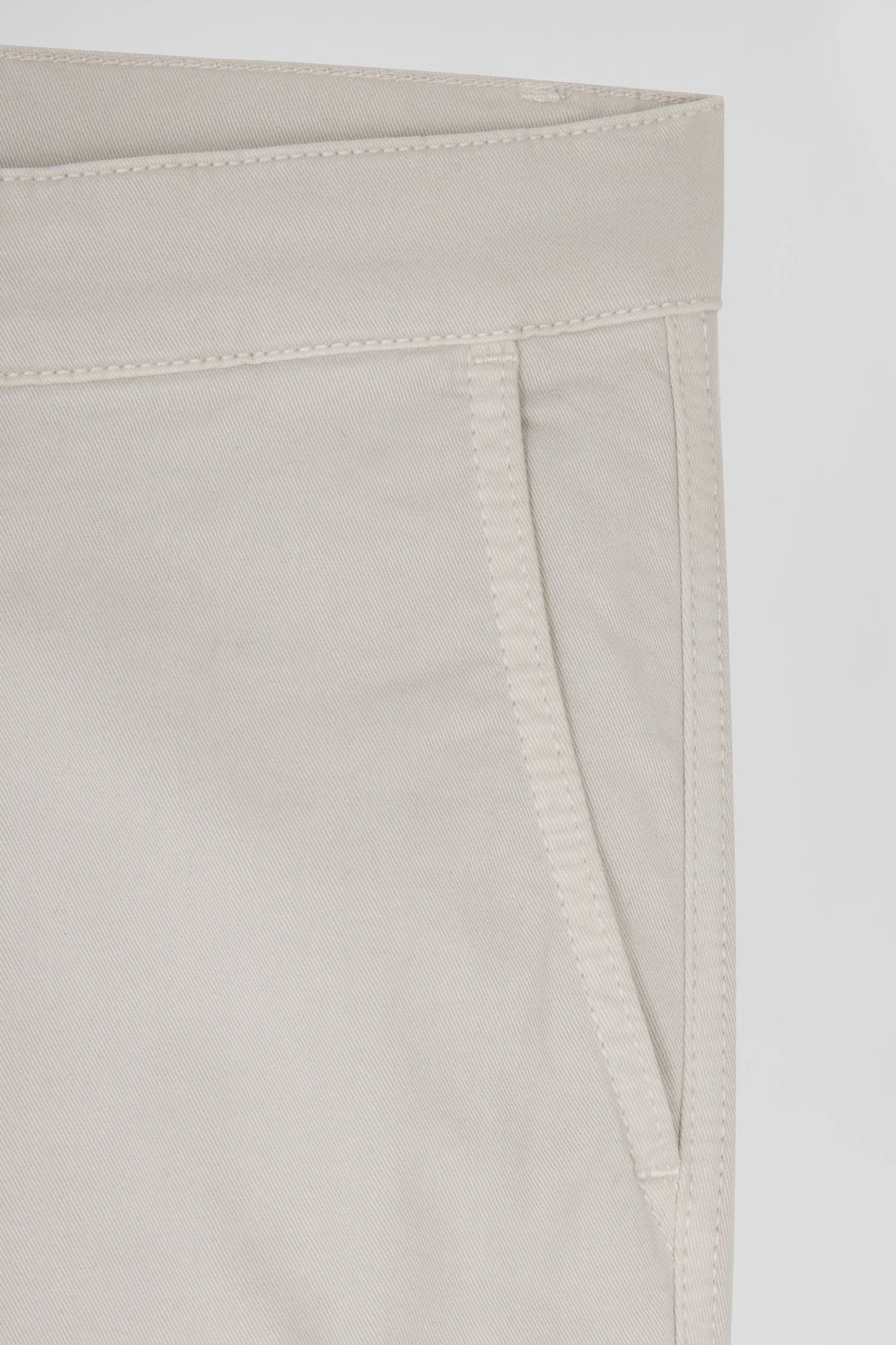 Regular camel chino trousers in stretch cotton gabardine