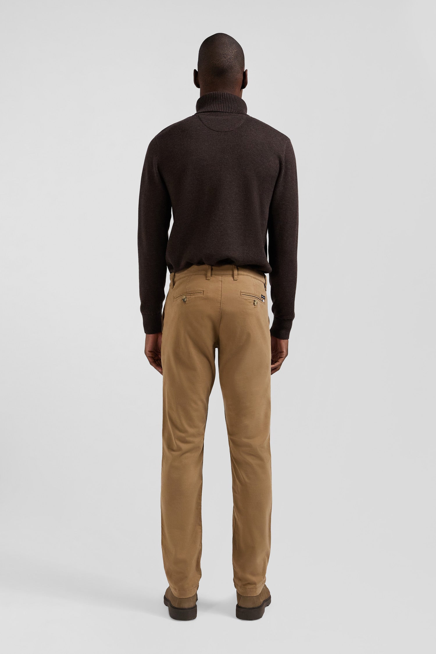 Regular brown chino trousers in stretch cotton gabardine