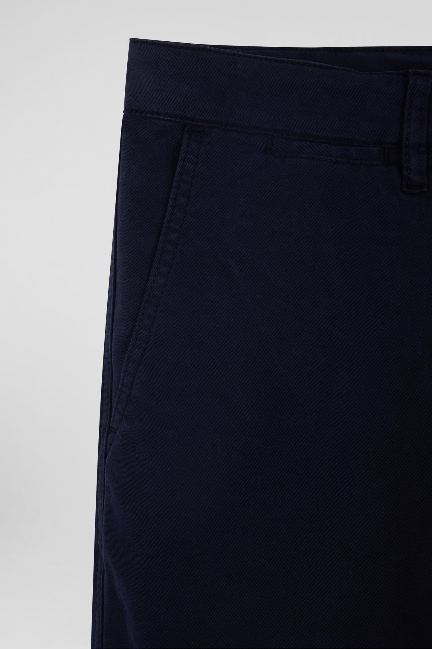 Regular navy blue chino trousers in stretch cotton gabardine