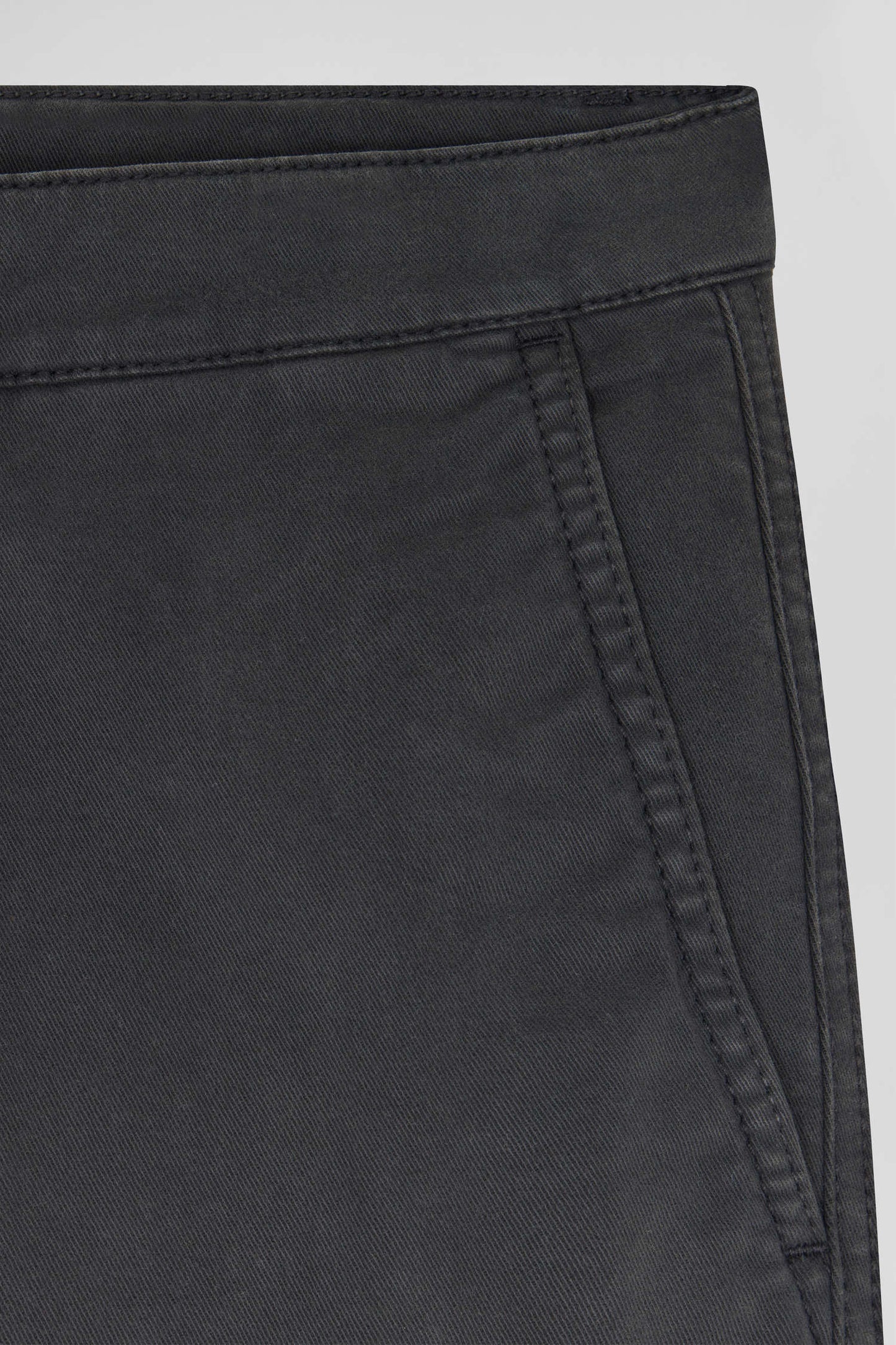 Regular anthracite grey chino trousers in stretch cotton gabardine