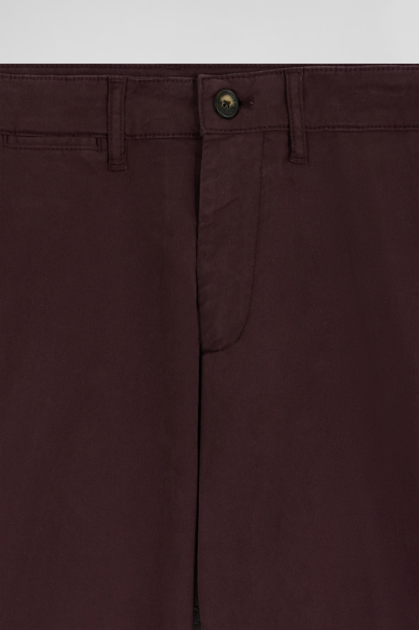 Regular burgundy chino trousers in stretch cotton gabardine