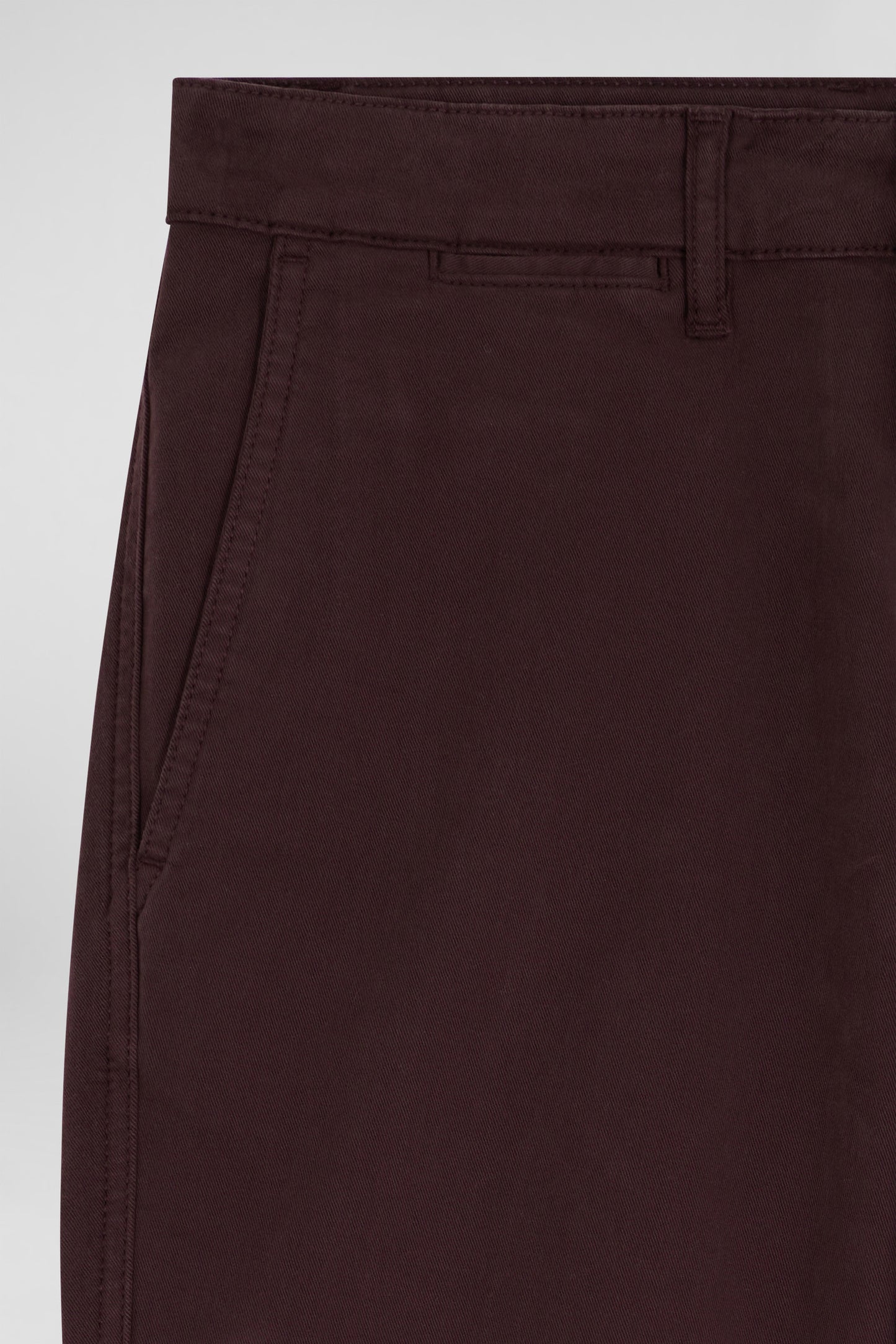 Regular burgundy chino trousers in stretch cotton gabardine