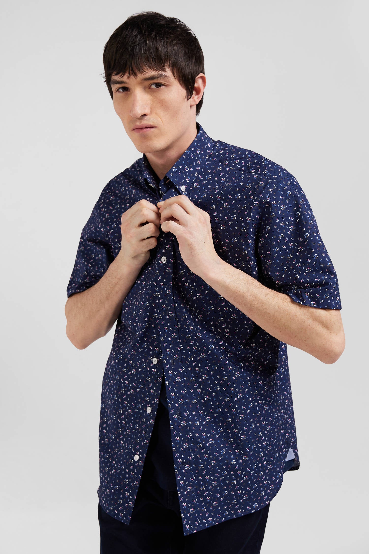 Regular navy blue cotton short-sleeved shirt with micro floral print