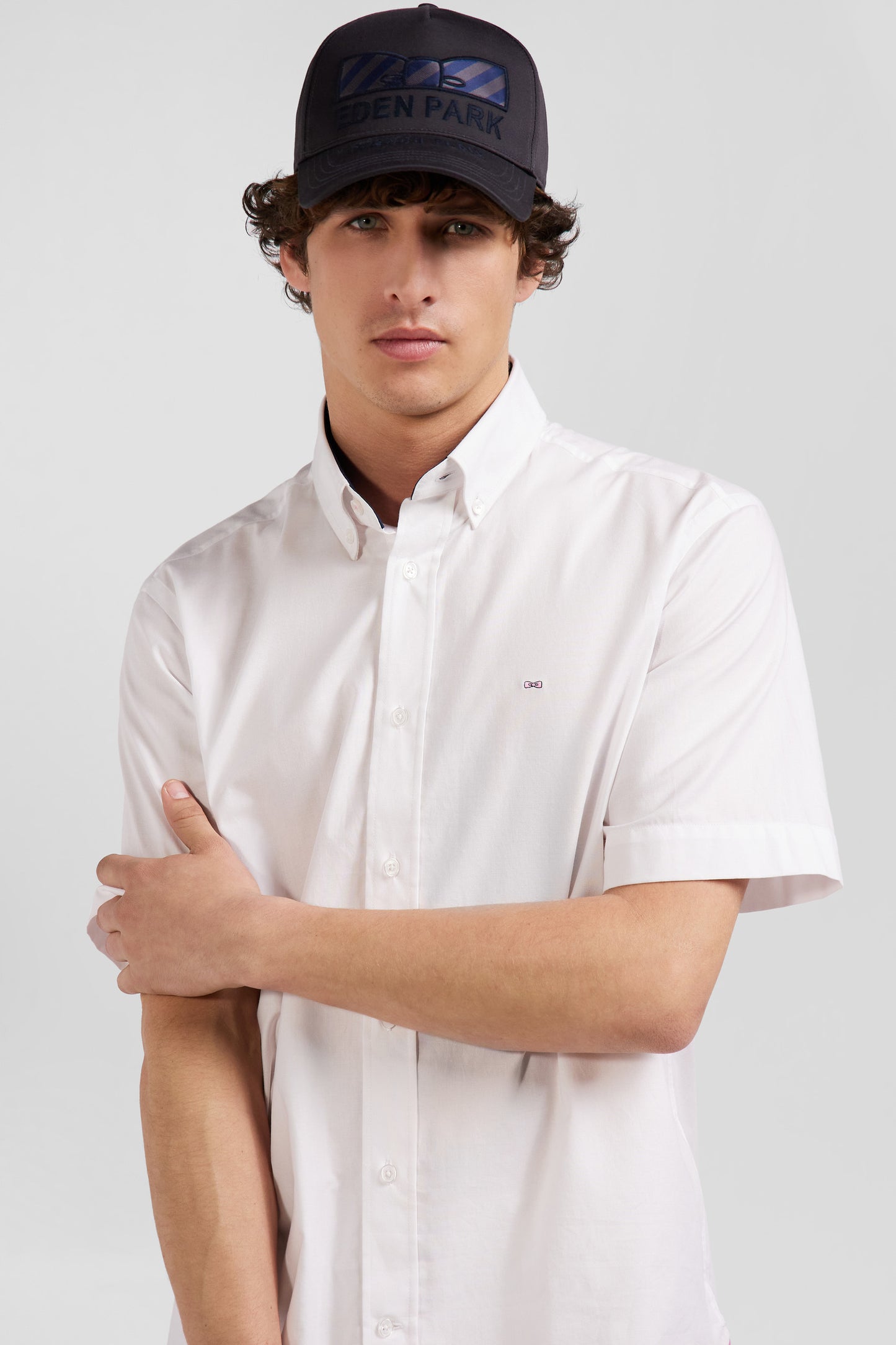 Regular white cotton short-sleeved shirt with back 10 embroidery