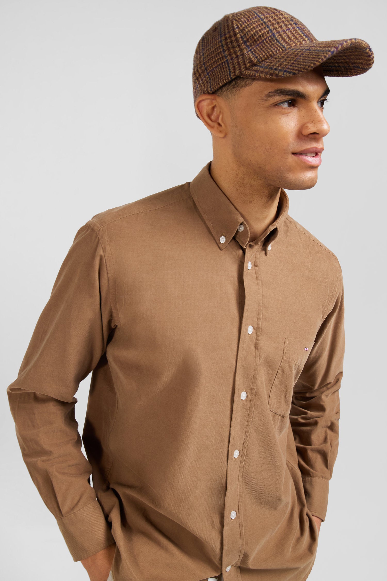 Regular plain camel cotton shirt with button-down collar and chest pocket