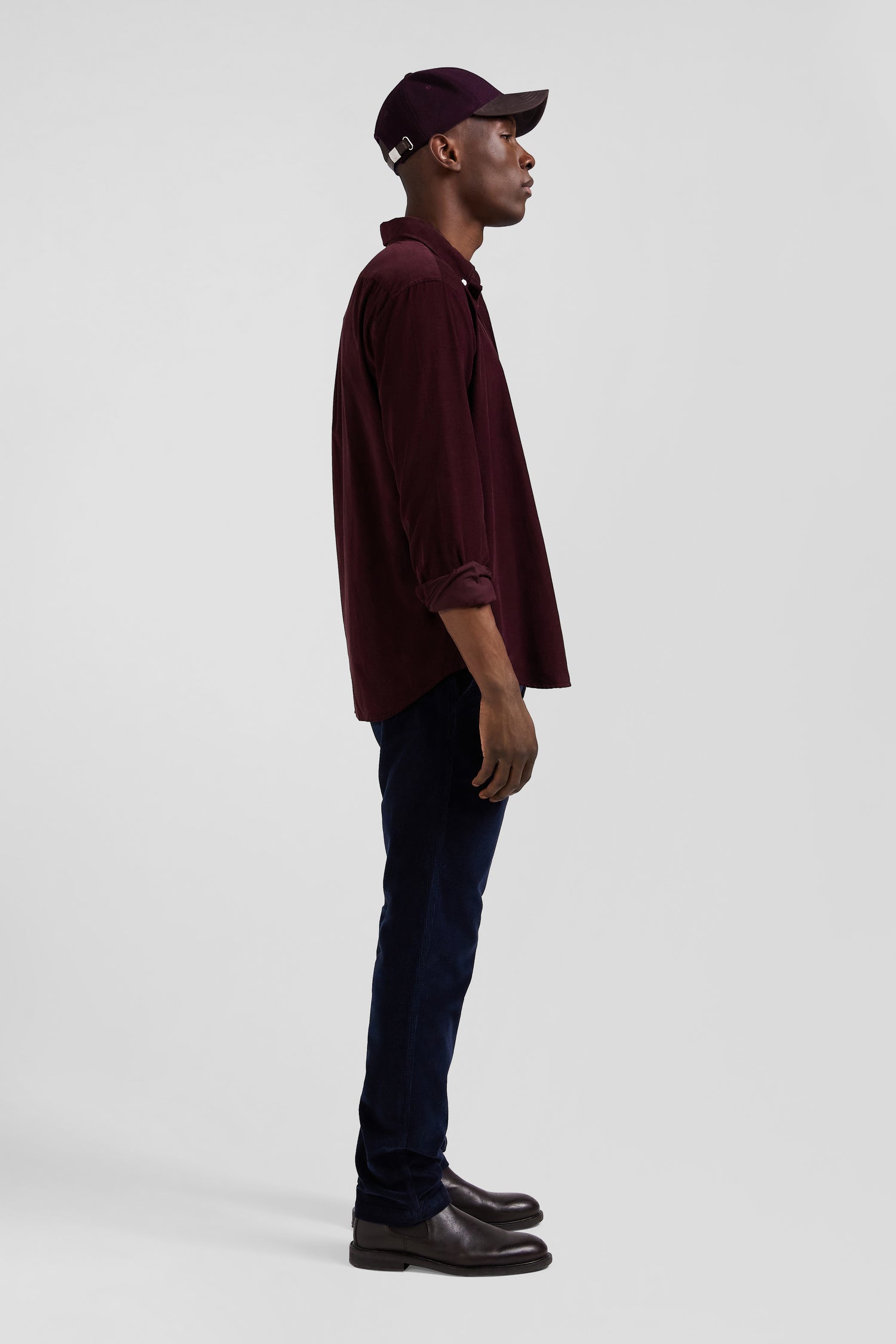 Regular plain burgundy cotton shirt with button-down collar and chest pocket