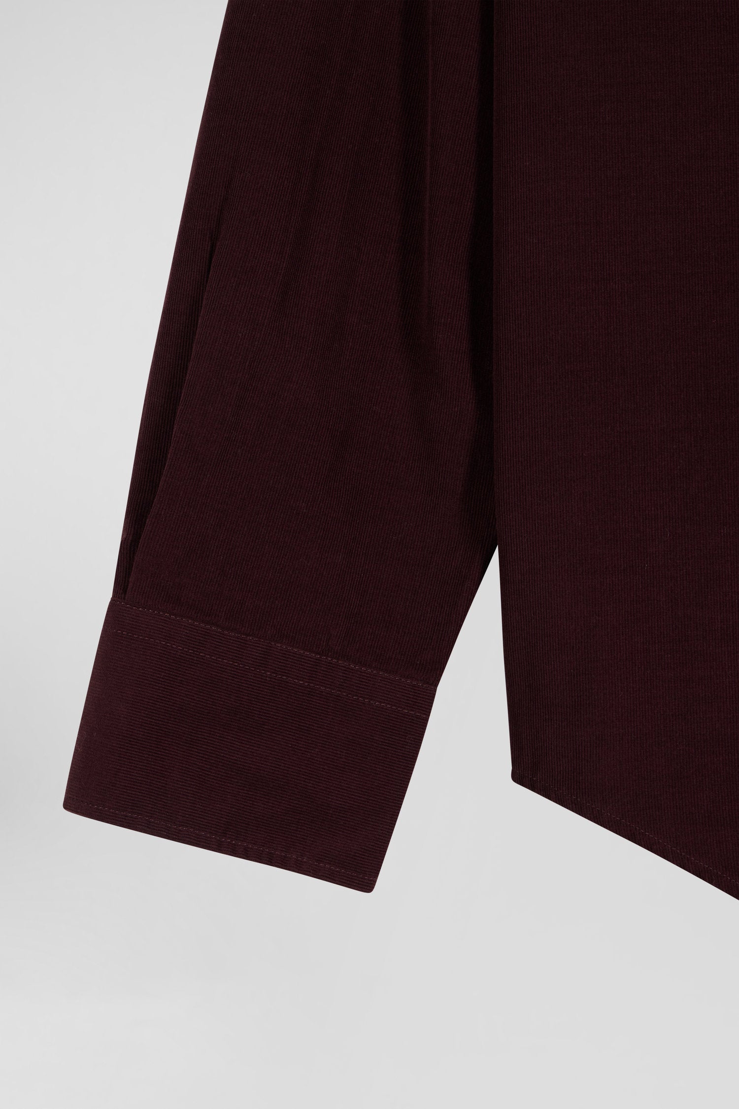 Regular plain burgundy cotton shirt with button-down collar and chest pocket