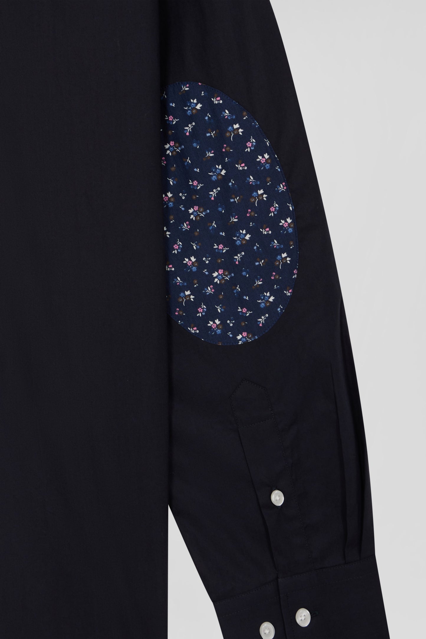 Regular navy blue cotton poplin shirt with button-down collar and printed elbow patches