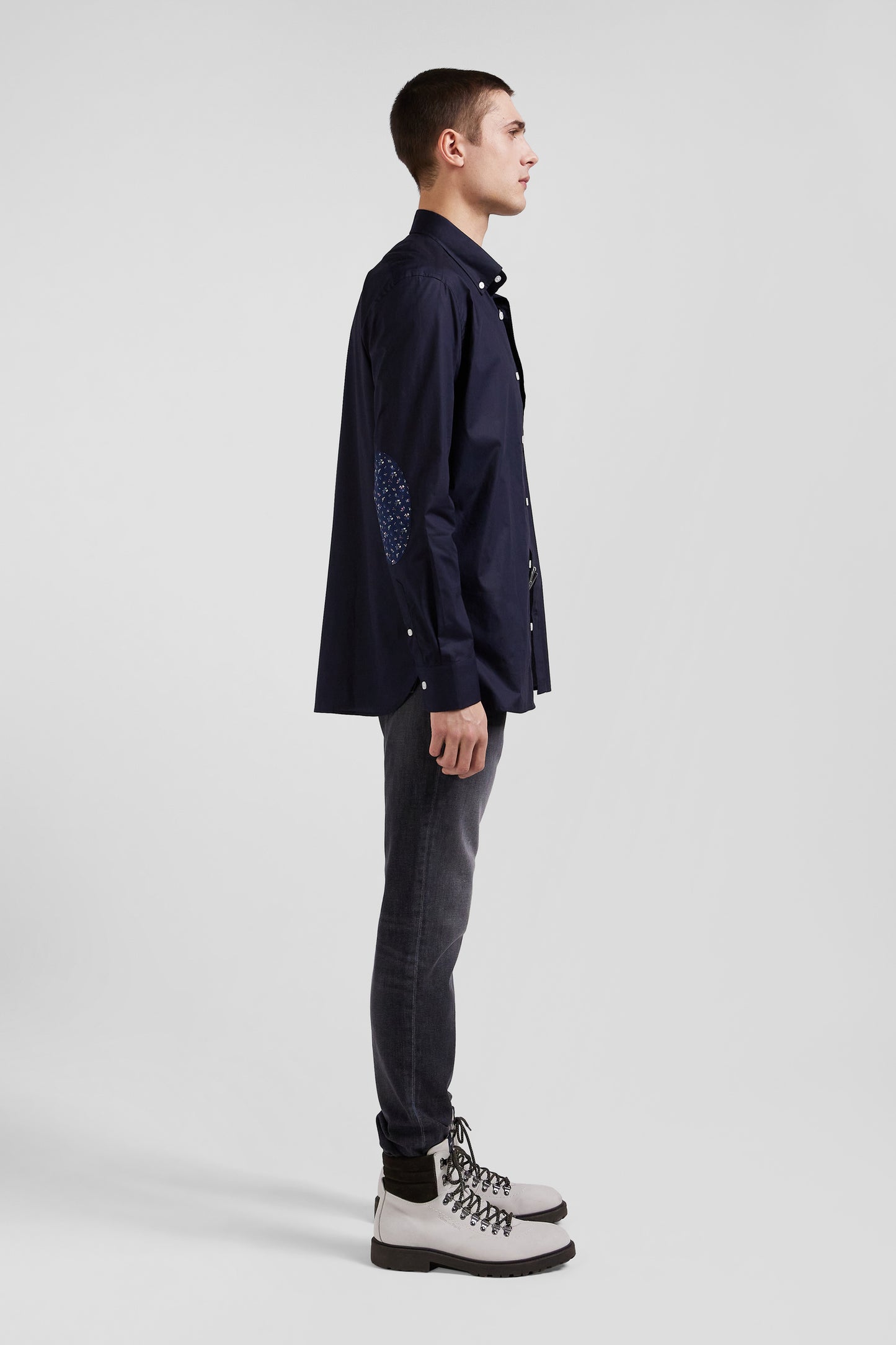 Regular navy blue cotton poplin shirt with button-down collar and printed elbow patches