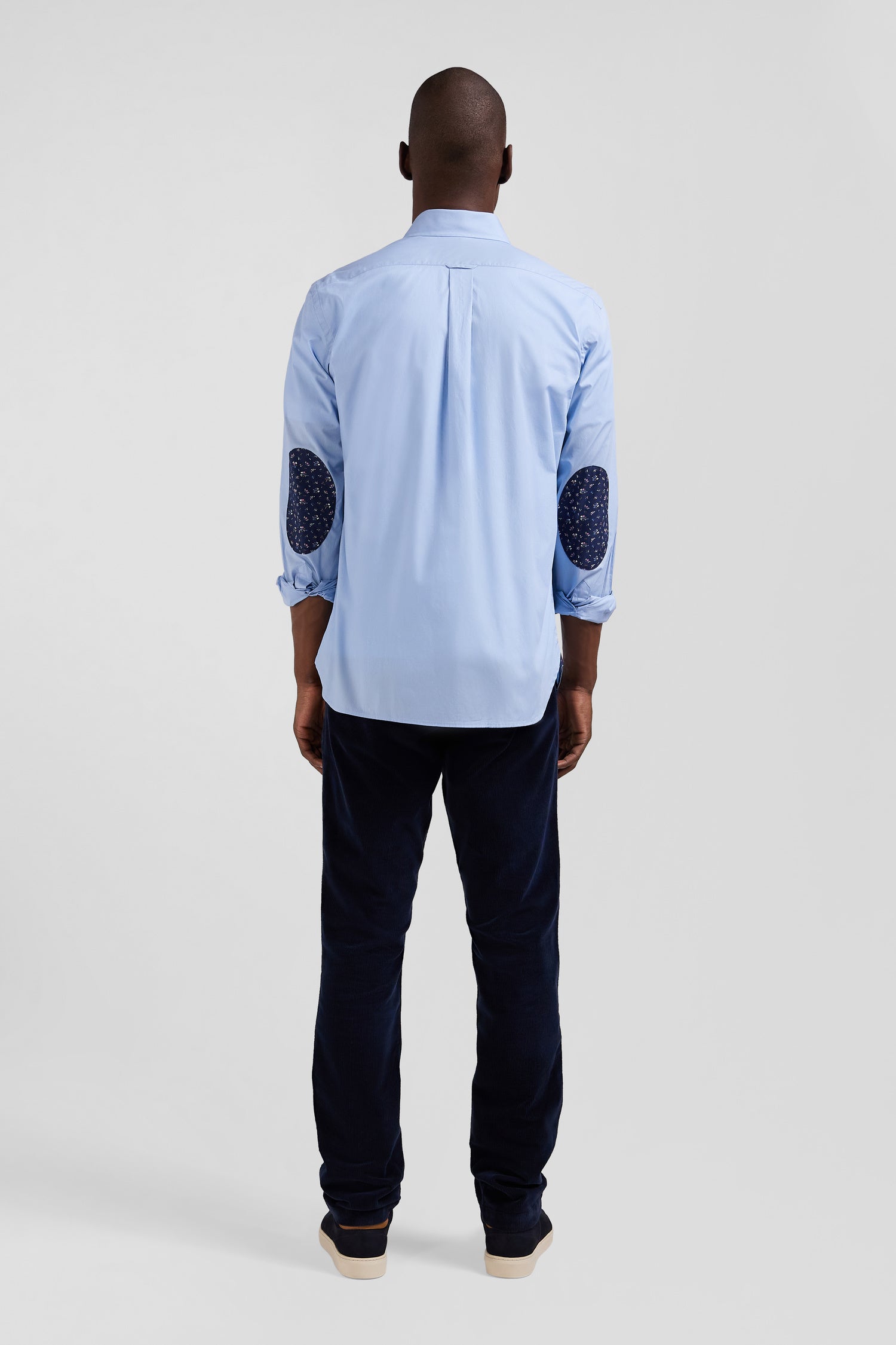 Regular sky blue cotton poplin shirt with button-down collar and printed elbow patches