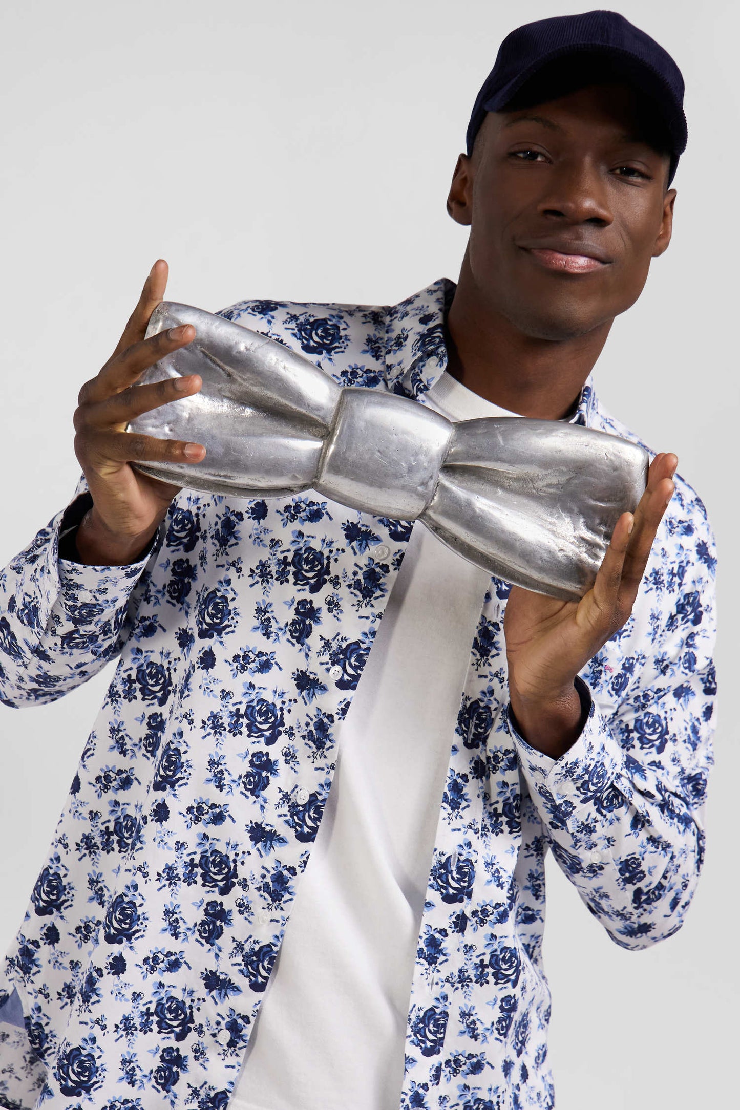 Regular white cotton twill shirt with blue floral print