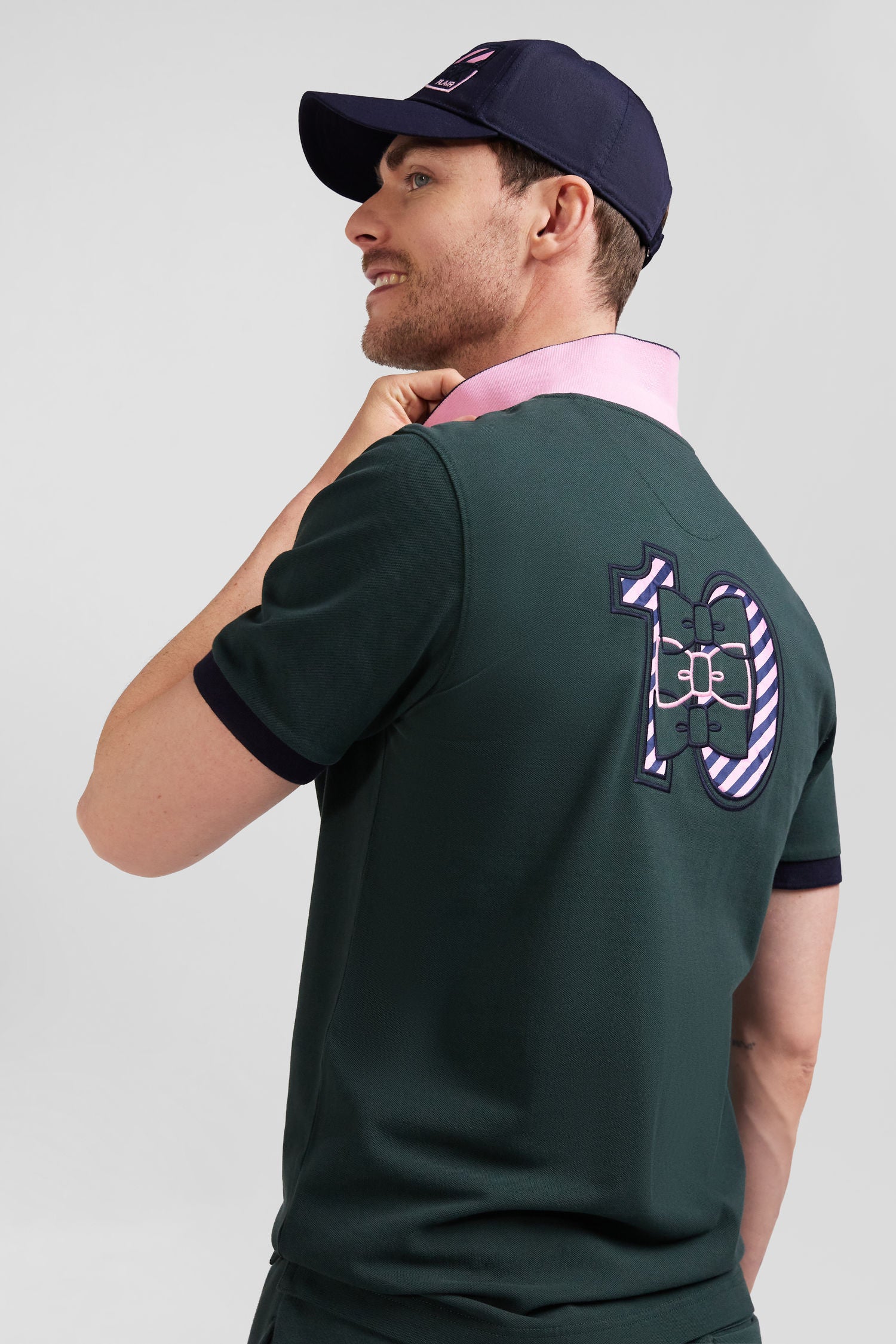 Regular green short-sleeved cotton piqué polo shirt with striped embroidery