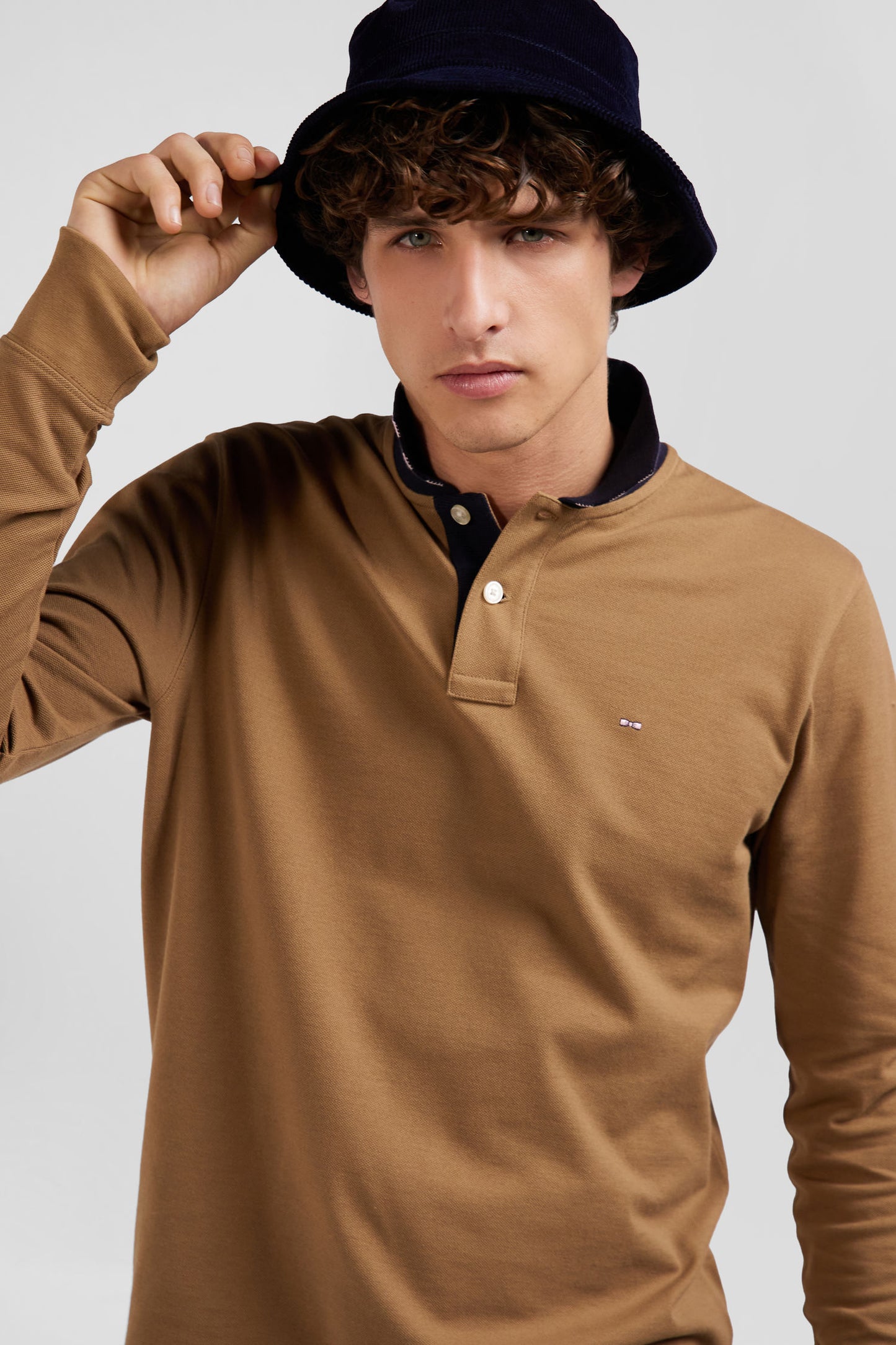 Regular camel long-sleeved cotton piqué polo shirt with striped collar