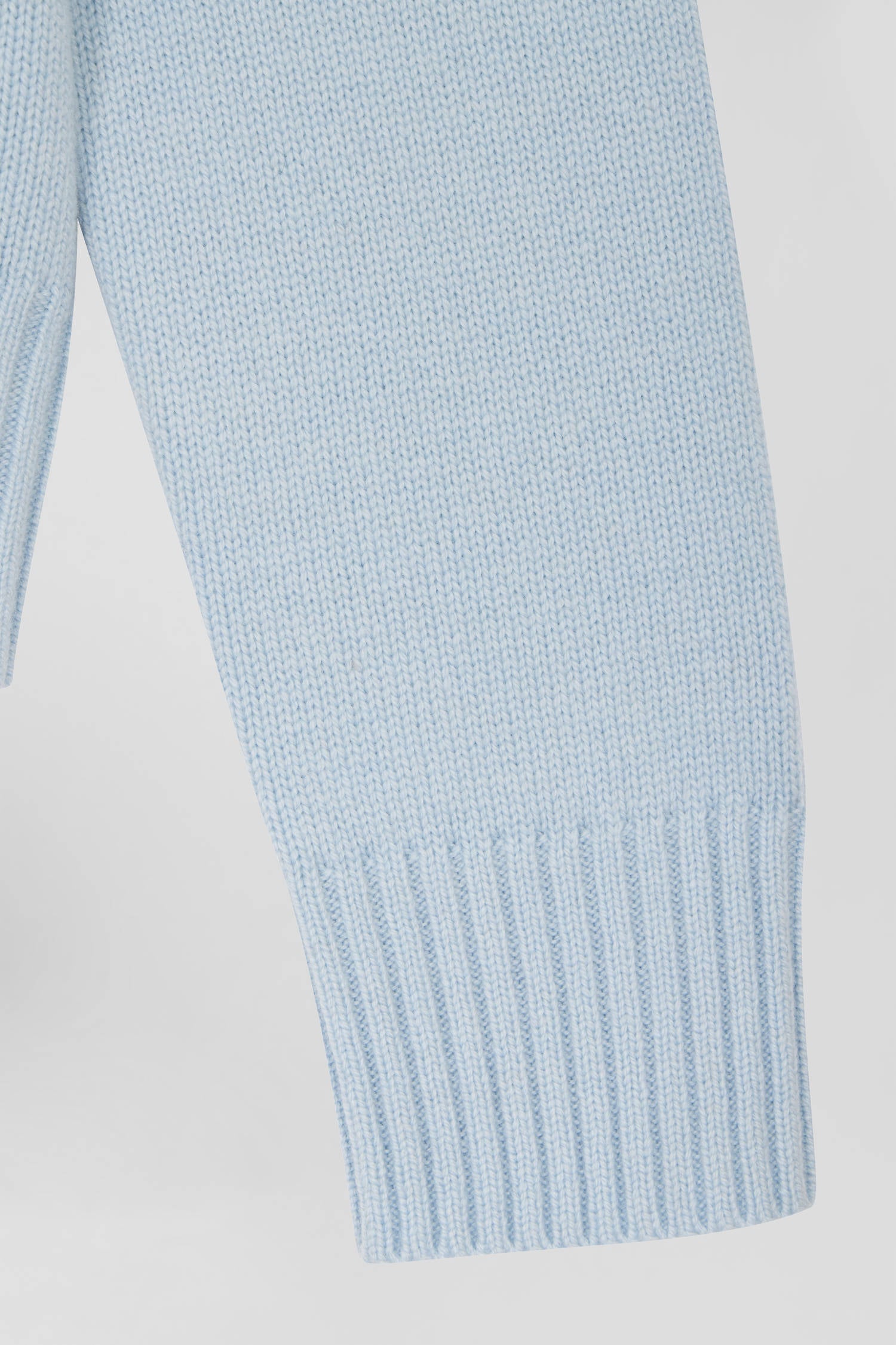 Regular sky blue round-neck wool and cashmere jumper