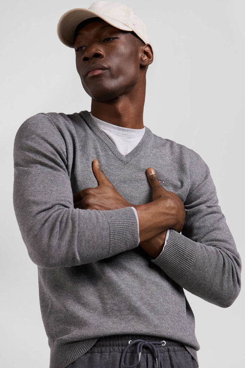 Regular grey wool and cotton V-neck jumper with striped details - Image 3