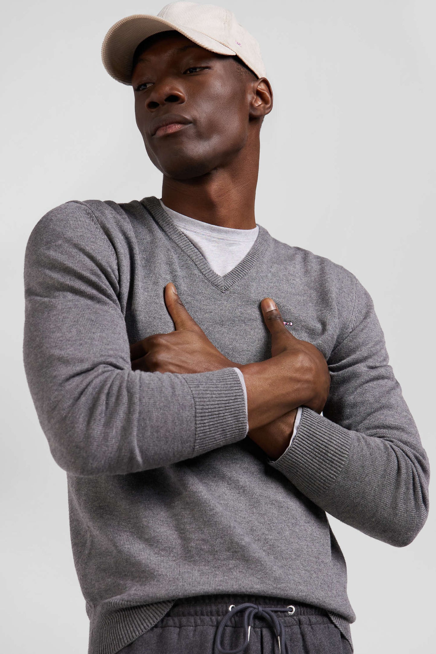 Regular grey wool and cotton V-neck jumper with striped details