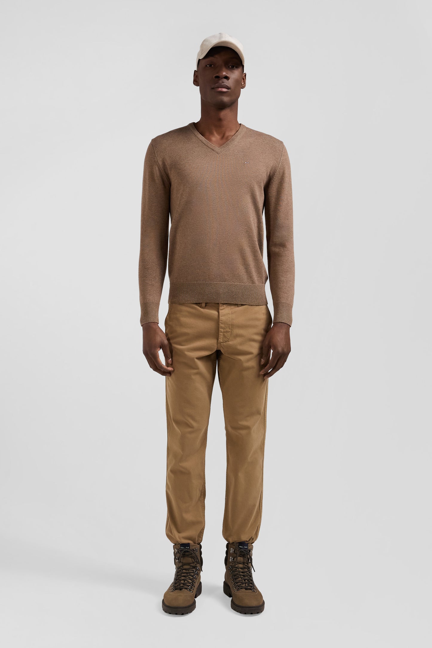 Regular camel wool and cotton V-neck jumper with striped details