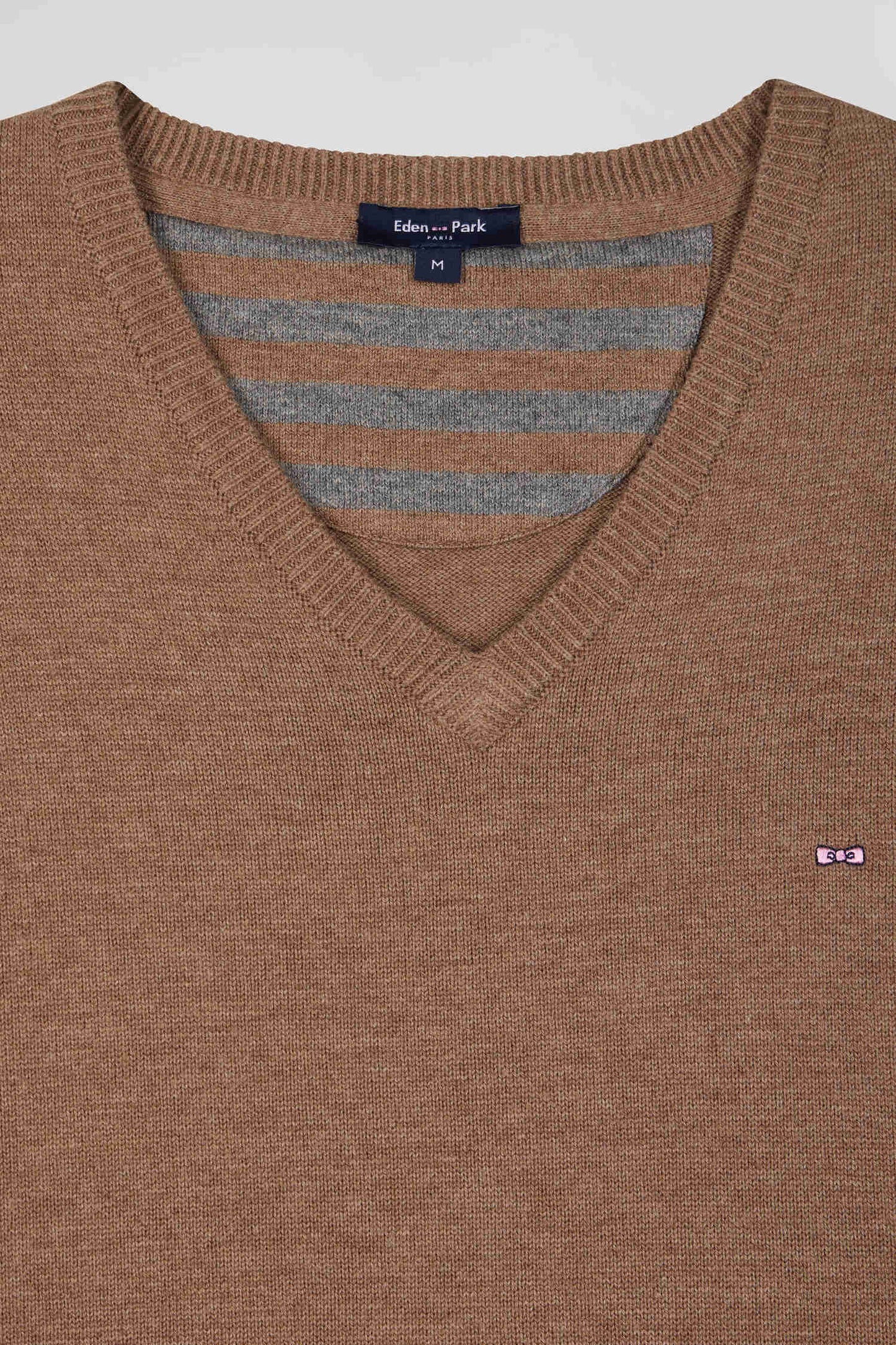 Regular camel wool and cotton V-neck jumper with striped details