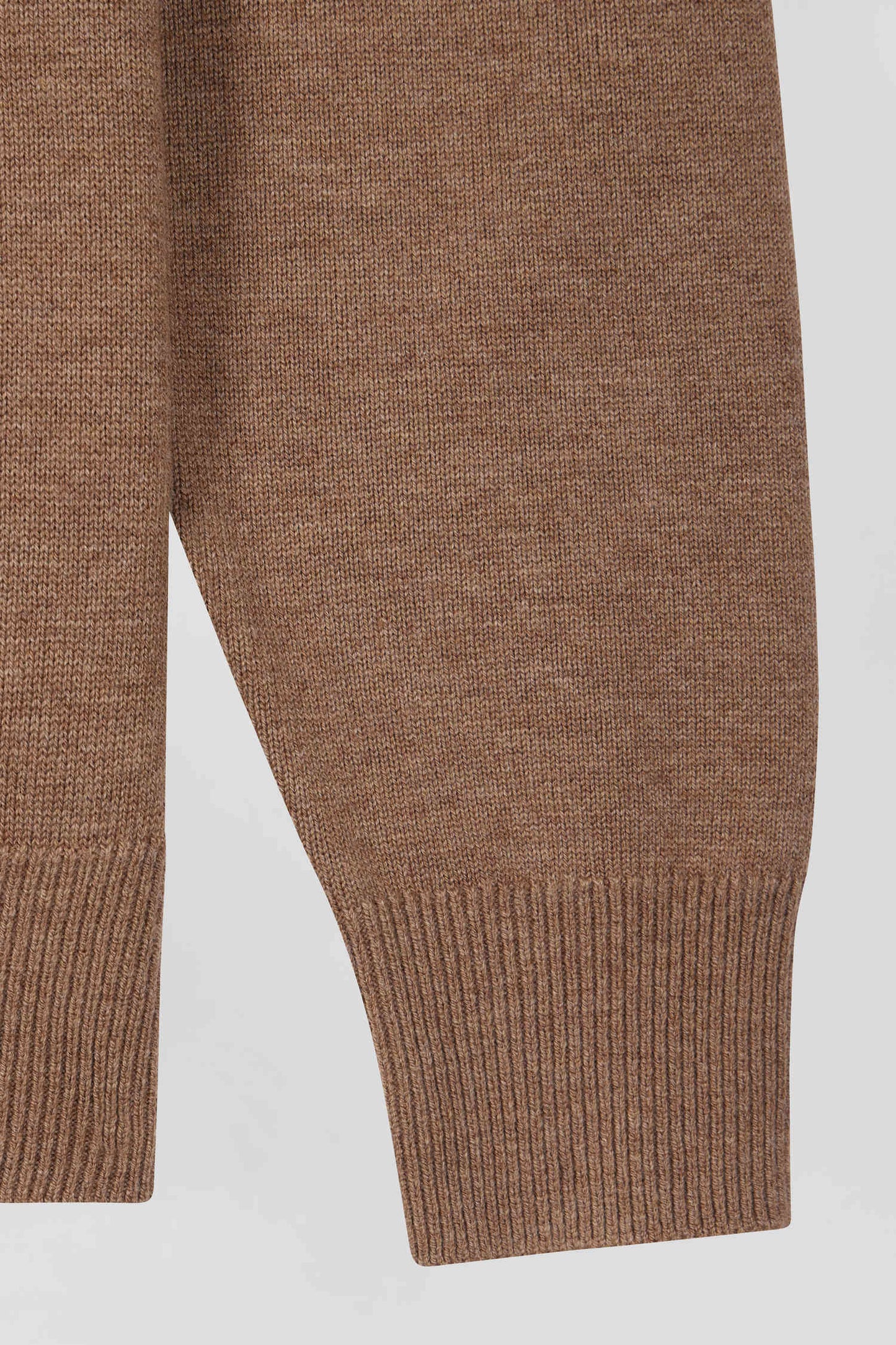 Regular camel wool and cotton V-neck jumper with striped details