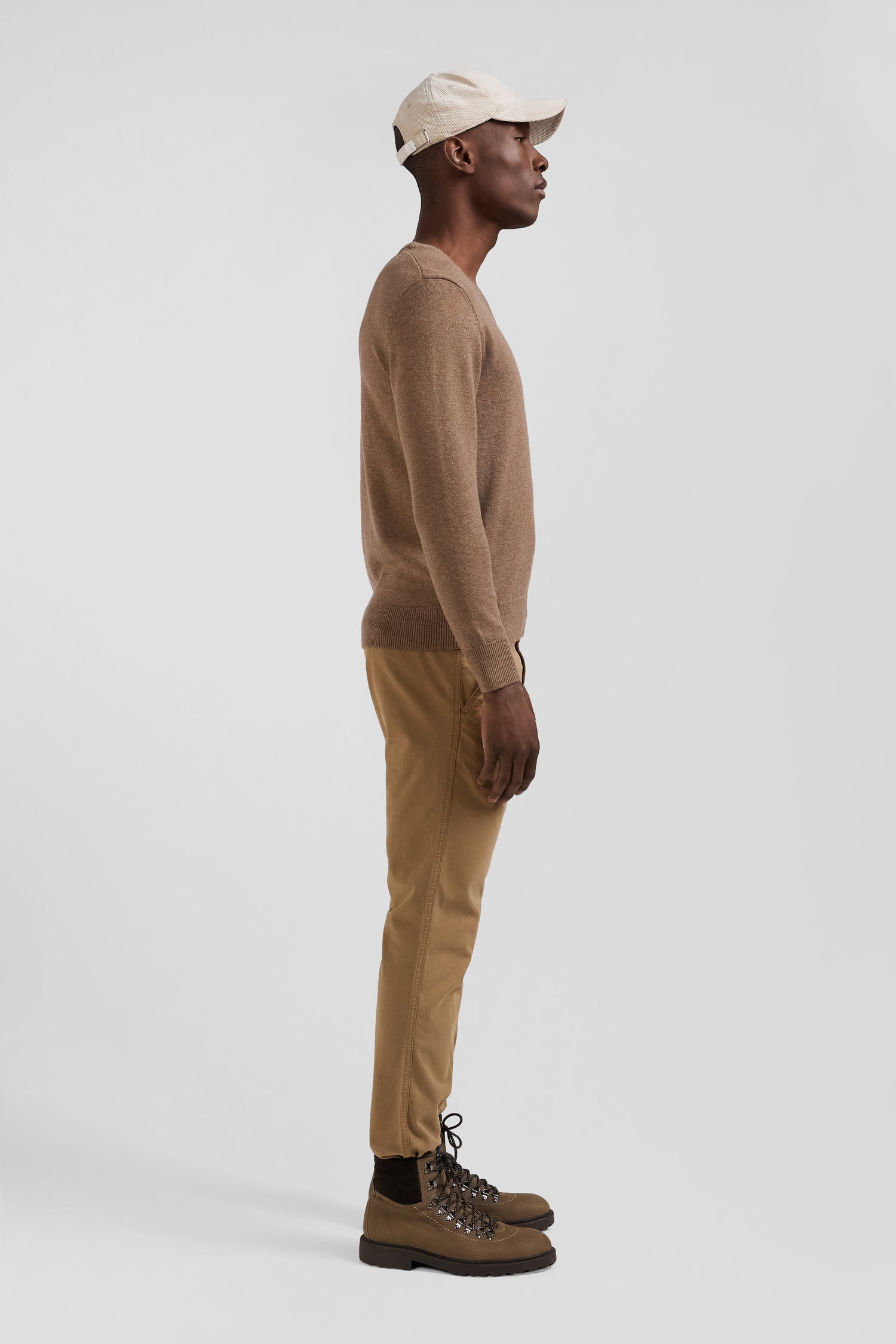 Regular camel wool and cotton V-neck jumper with striped details