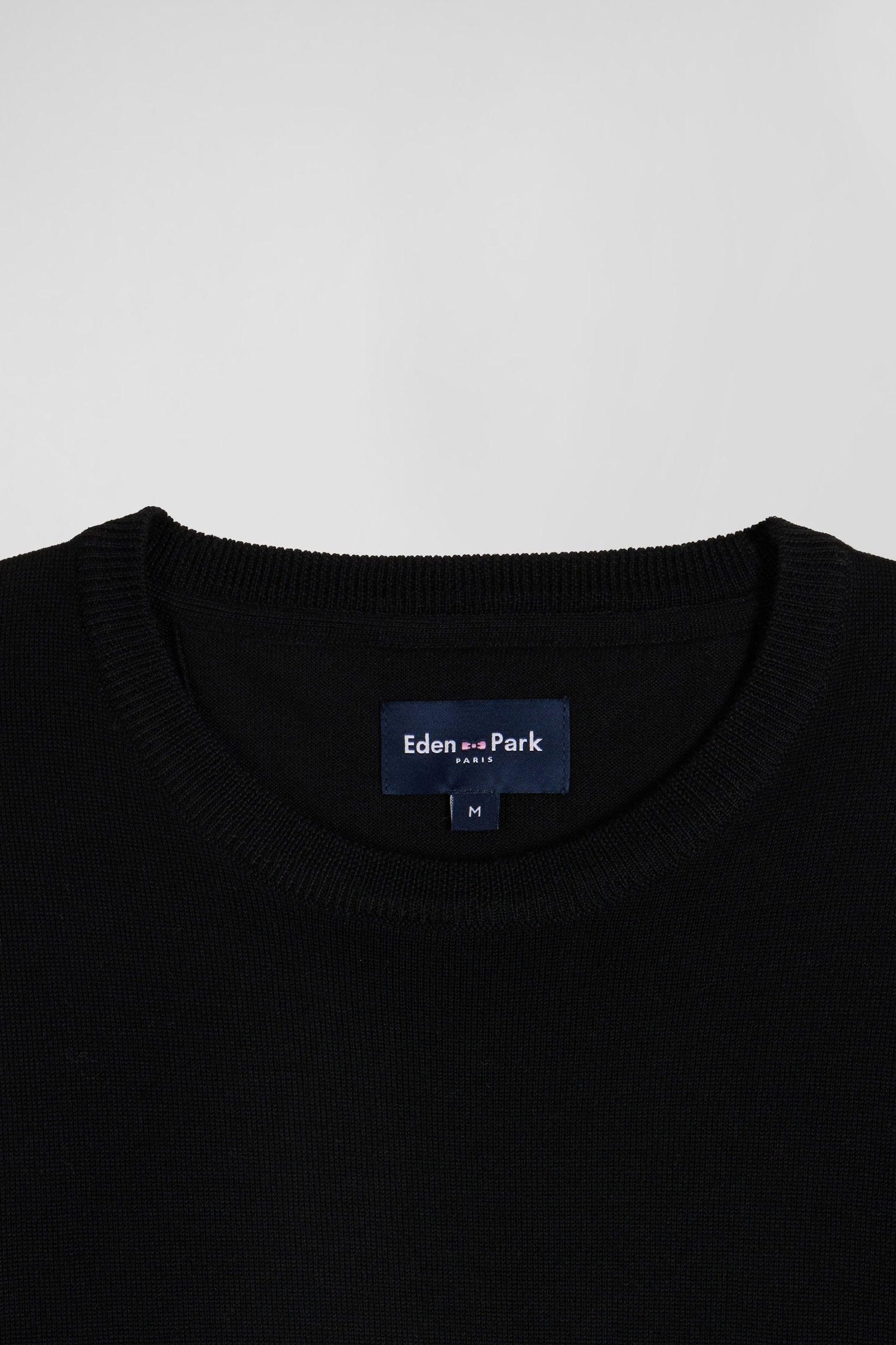 Regular black merino wool V-neck jumper