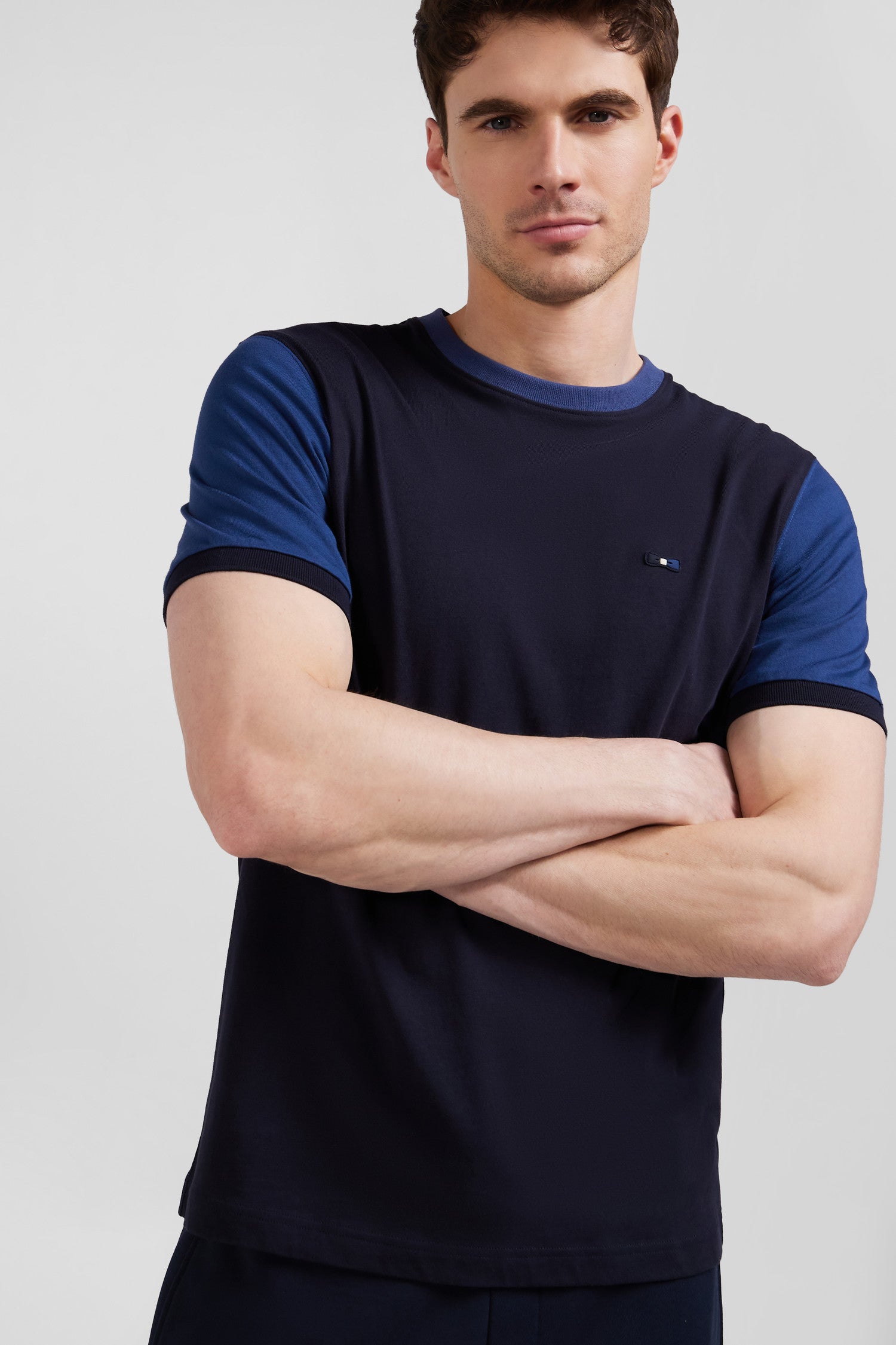 Regular navy blue cotton T-shirt with short contrasting sleeves