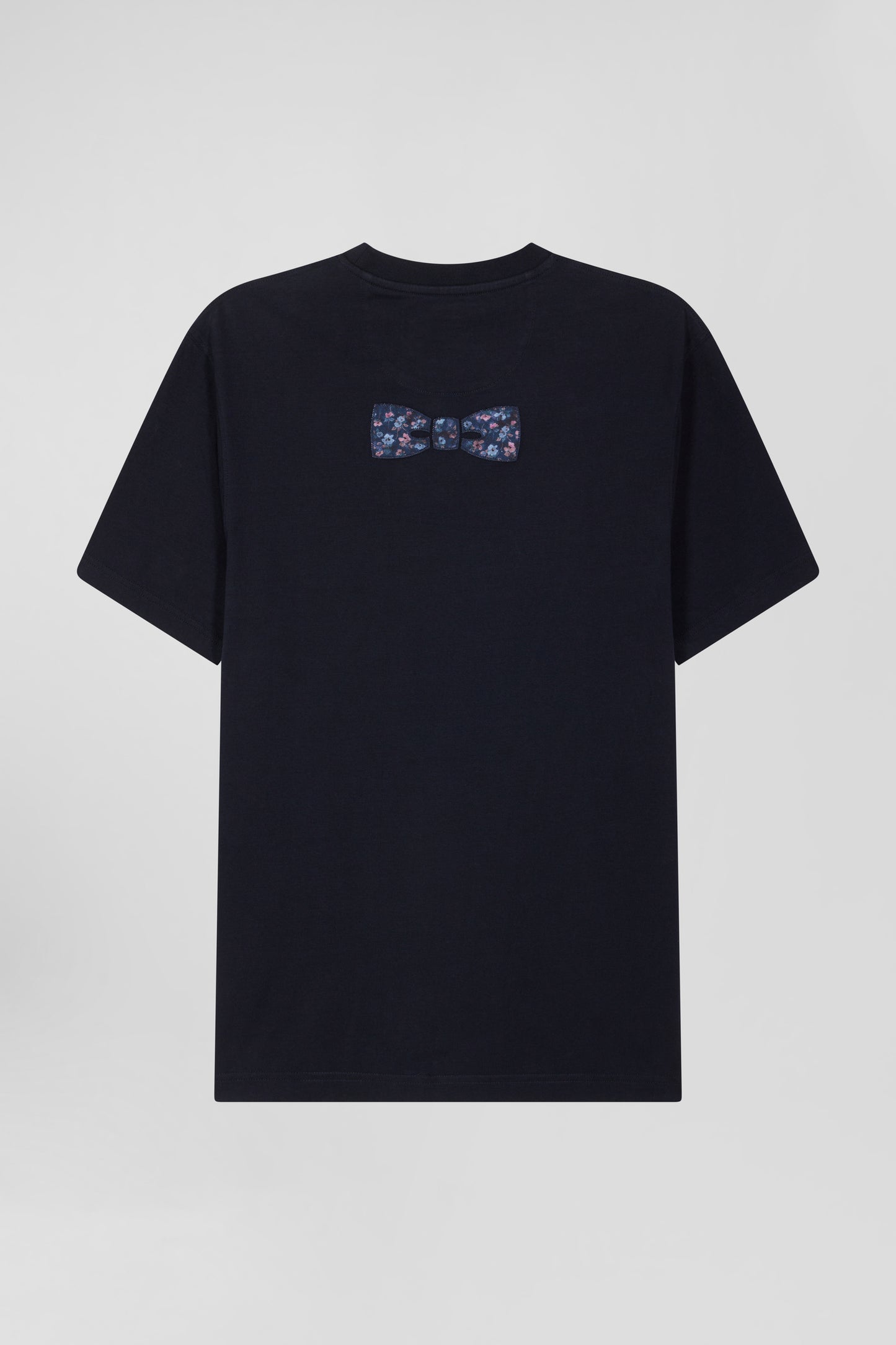 Regular navy blue short-sleeved cotton T-shirt with back patch