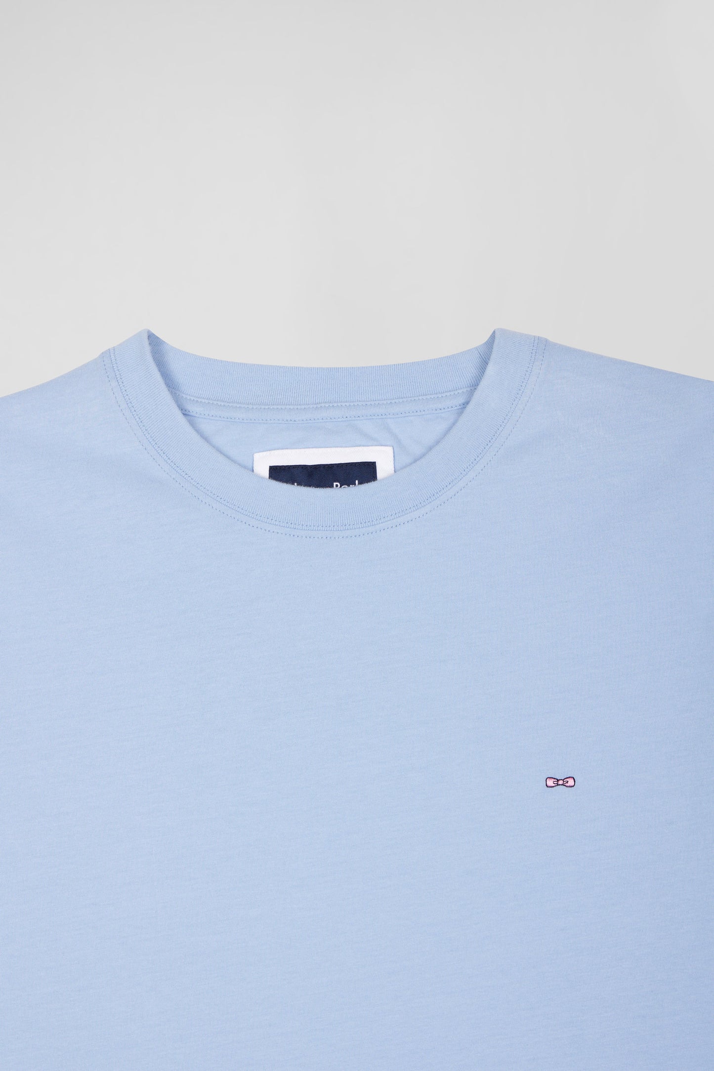 Regular sky blue short-sleeved cotton T-shirt with back patch