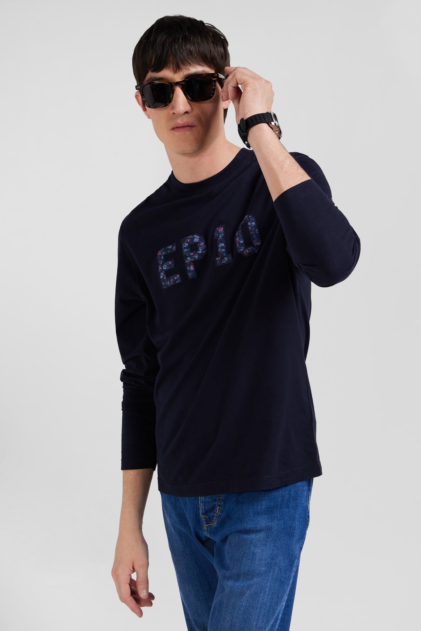 Regular navy blue long-sleeved cotton T-shirt with printed back patch