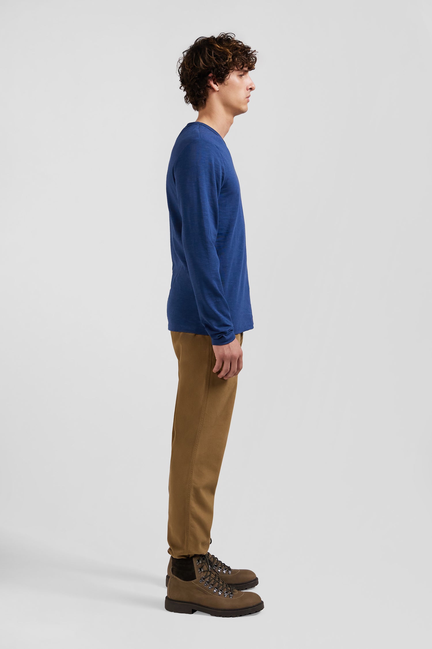 Slim blue long-sleeved cotton T-shirt