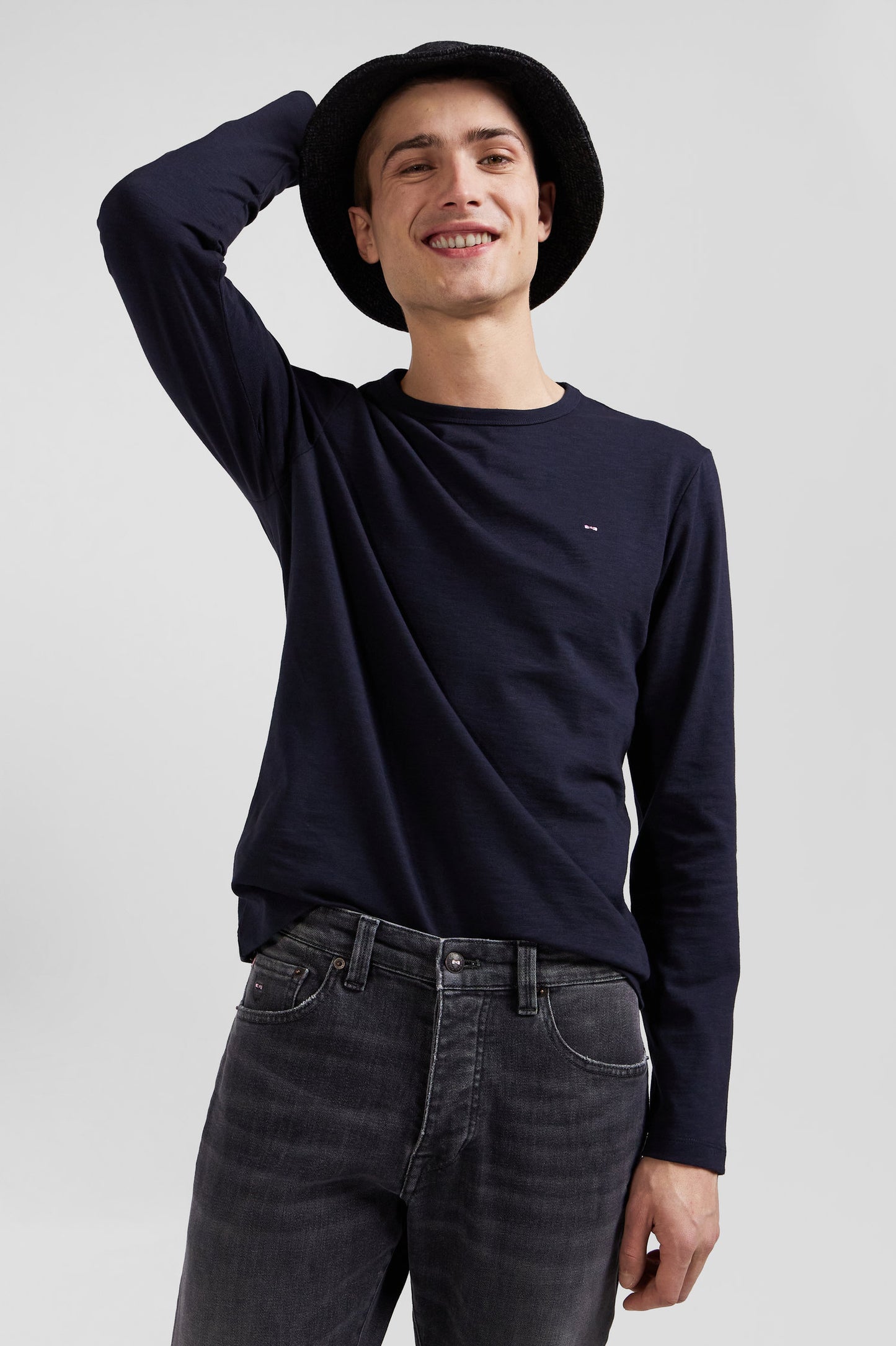 Slim navy blue long-sleeved cotton T-shirt