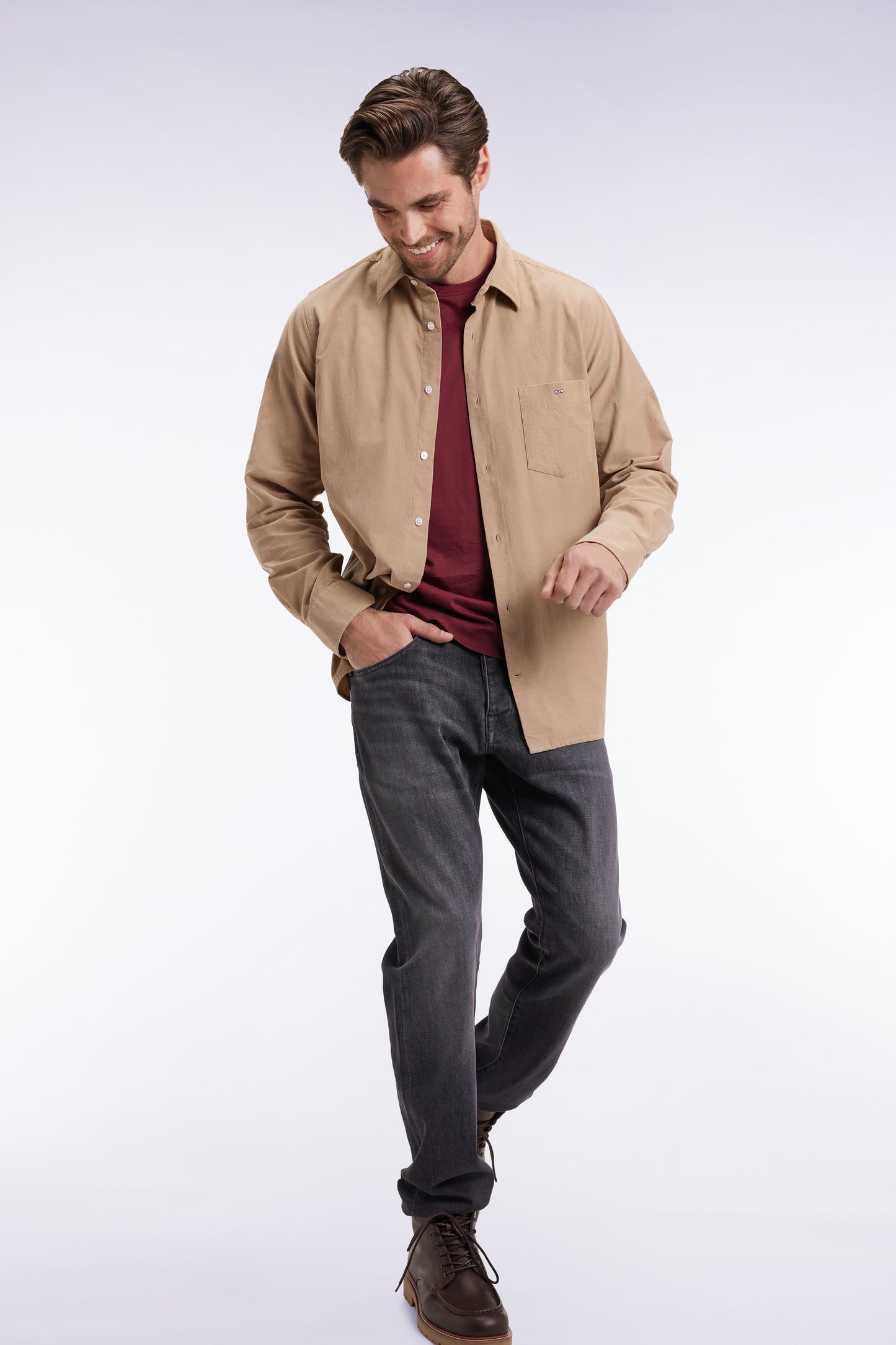 Chemise en velours beige coupe droite