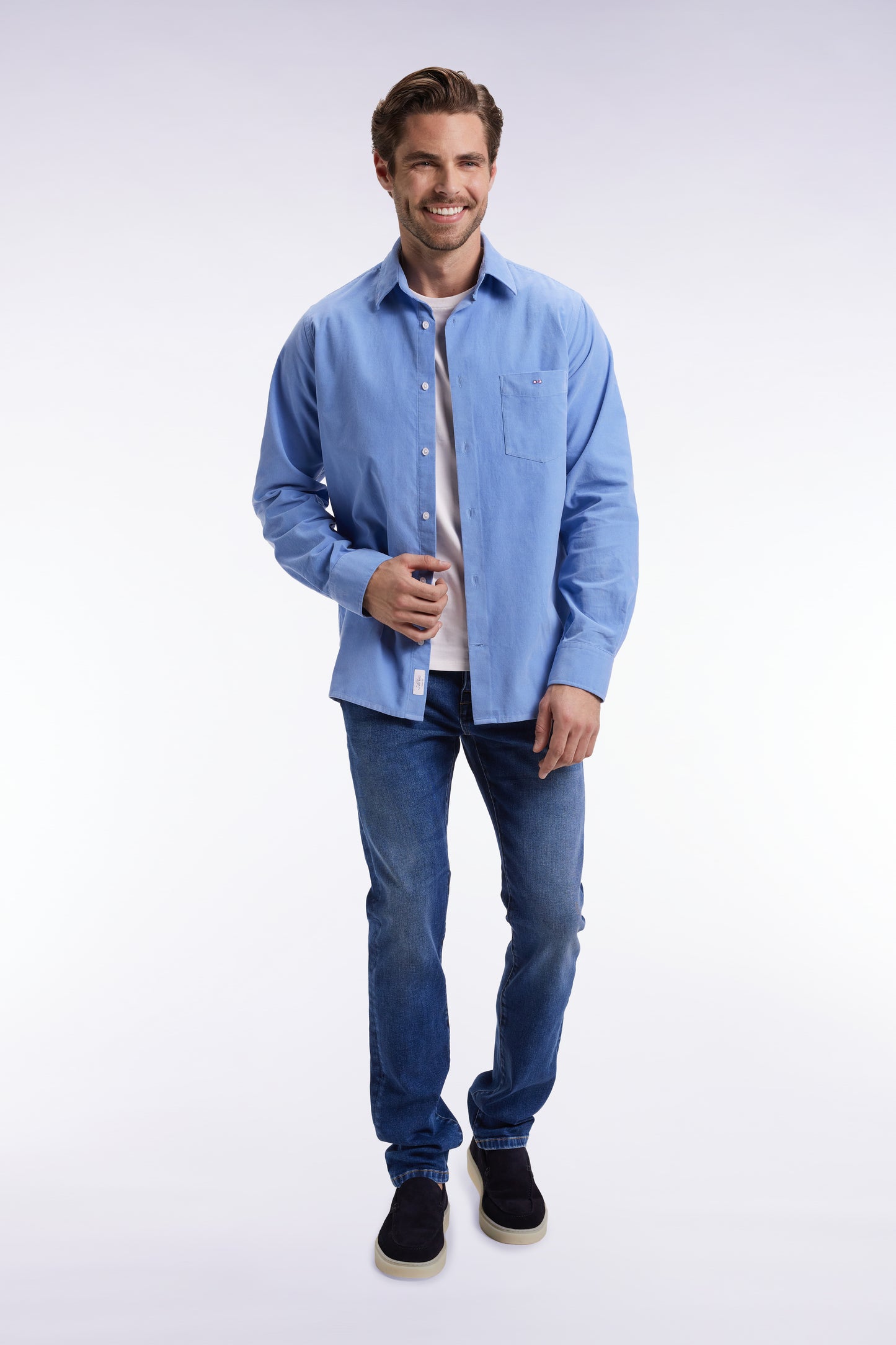 Chemise en velours ciel coupe droite