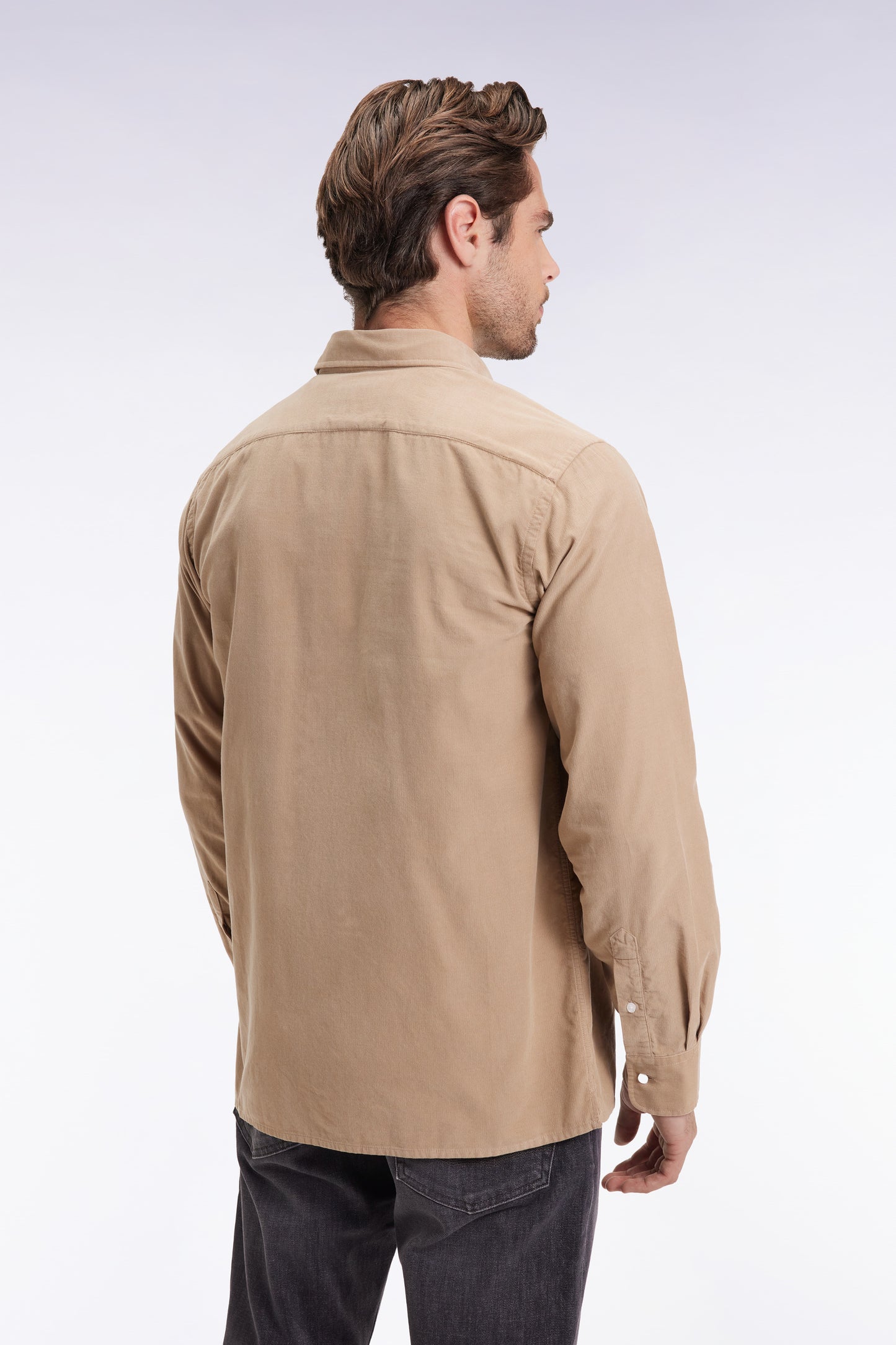 Chemise en velours beige coupe droite
