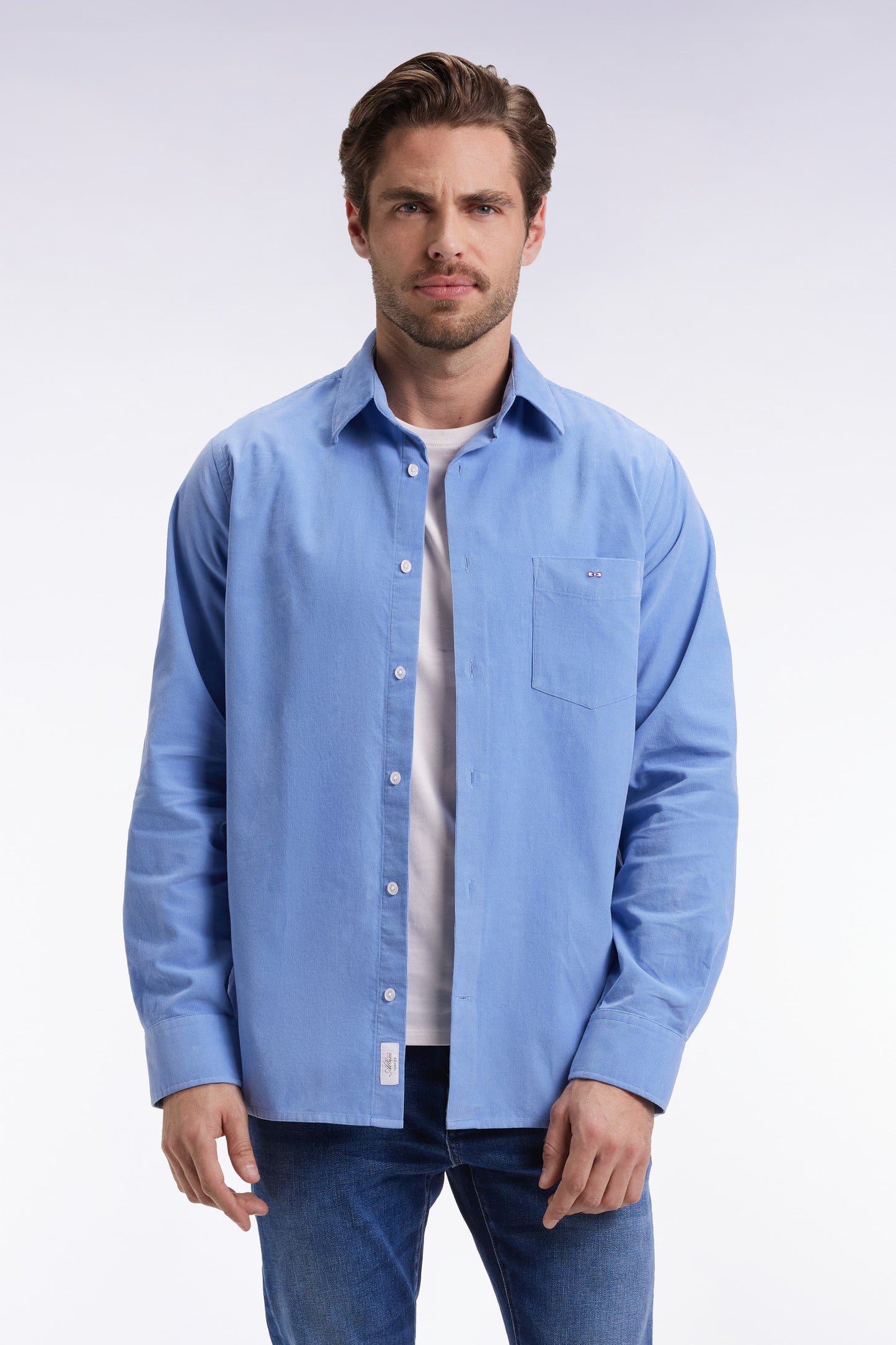 Chemise en velours ciel coupe droite
