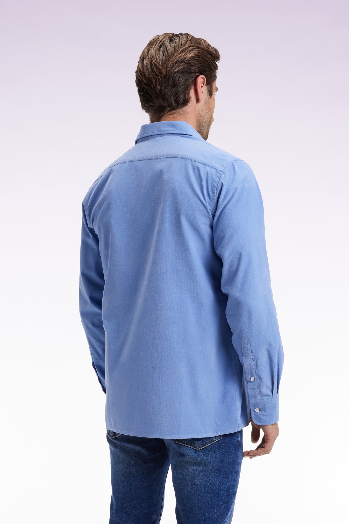 Chemise en velours ciel coupe droite