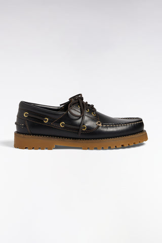 Chaussures bateau en cuir lisse noir semelles beige