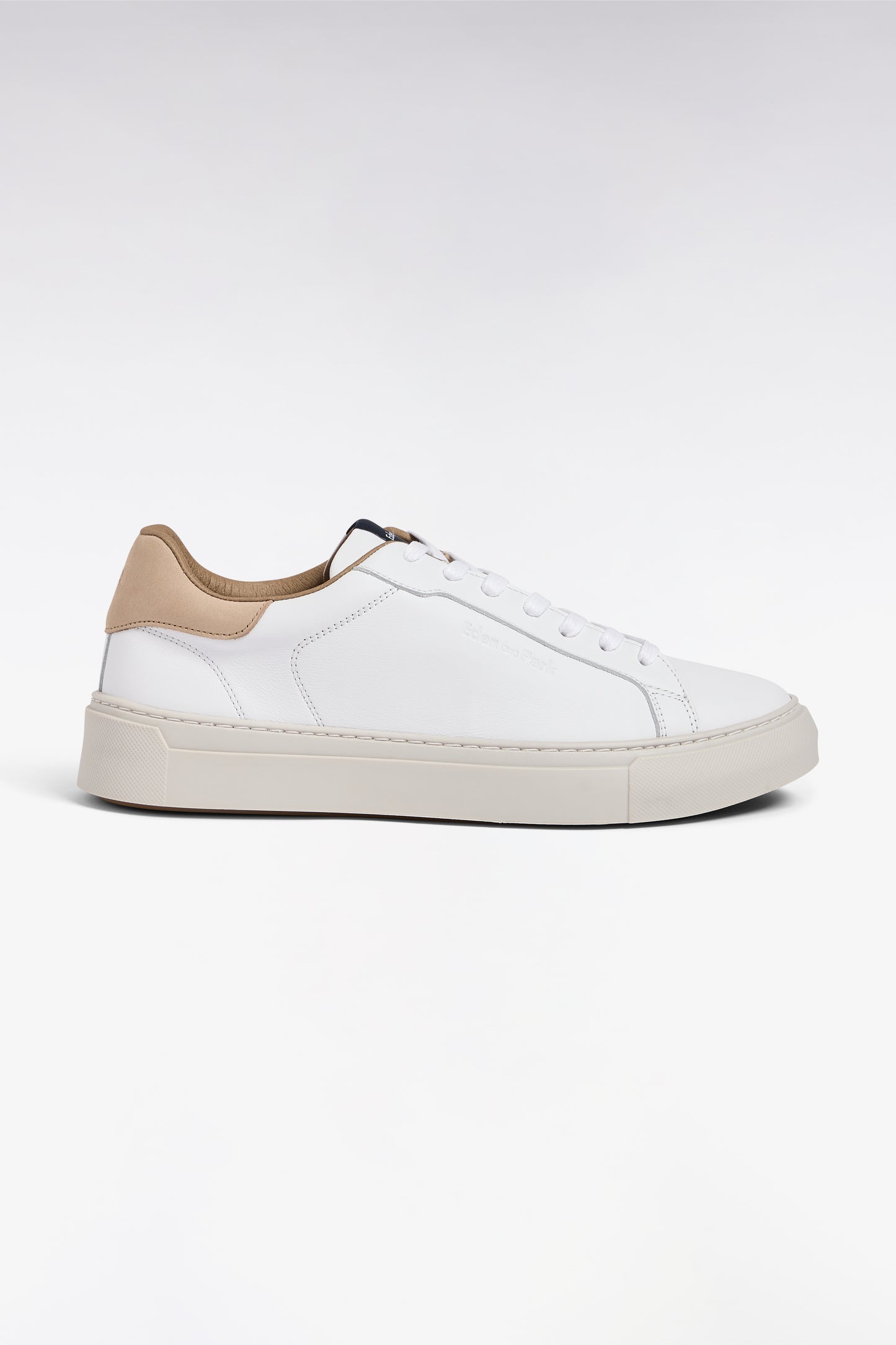 Baskets basses bimatières en cuir blanc et cuir suédé sable